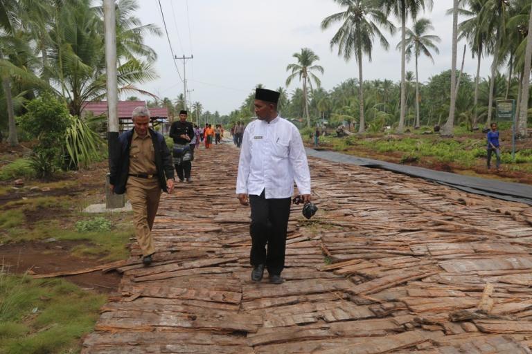 Uyung Sagu Dijadikan Alas Jalan