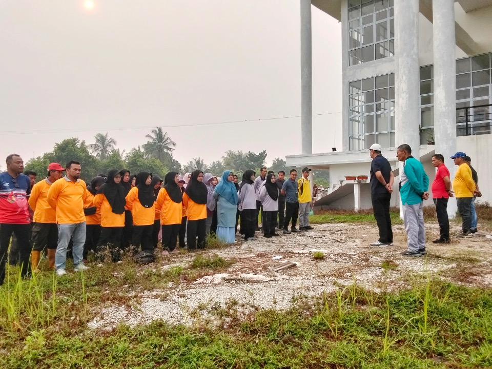 Tak Hanya Instruksi, Wabup Muzamil Turun Langsung Bersihkan Kantor Dinas Perpustakaan