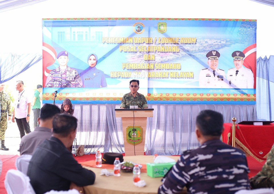 Danlanal Dumai dan Bupati Meranti Resmikan Dapur Posal Selatpanjang, Salurkan Sembako untuk Nelayan