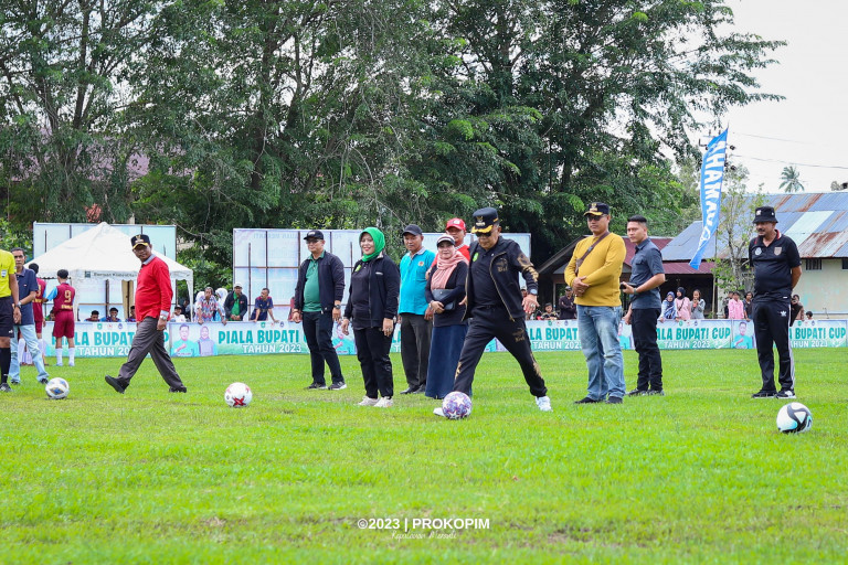 9 Klub Sepakbola dari 9 Kecamatan Berlaga dalam Bupati Cup U-19