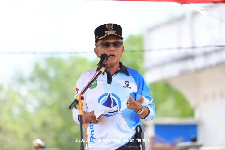 H. Asmar membuka Lomba Pacu Sampan Layar di Desa Alai