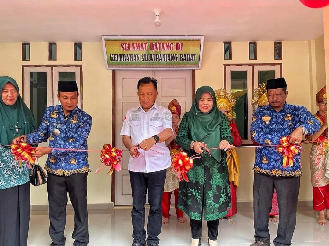 Pemotongan pita peresmian kantor lurah selatpanjang barat