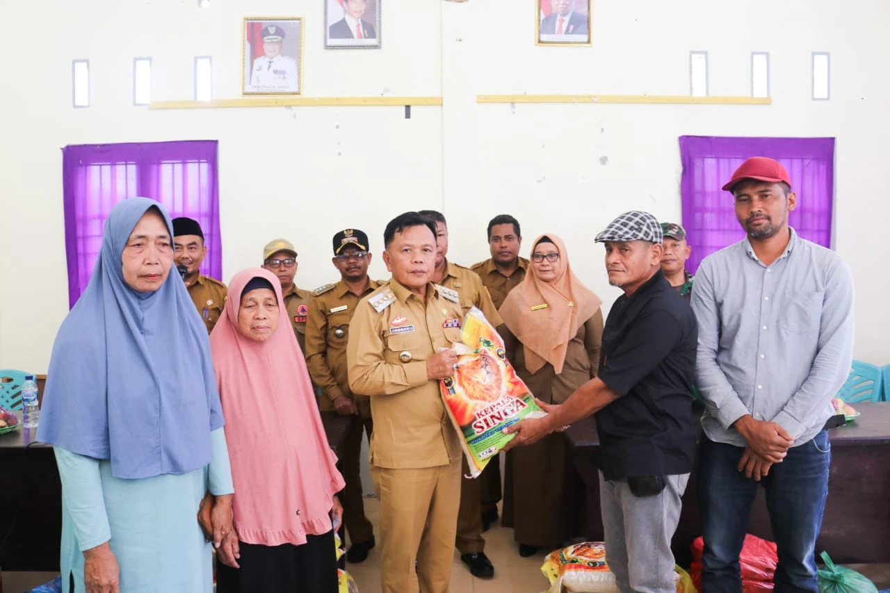 Plt Bupati H. Asmar menyerahkan Bantuan Sembako