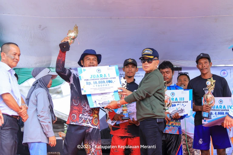 H. Asmar Memberikan Hadiah Kepada Pemenang Lomba Pacu Sampan Layar Di Desa Bandul
