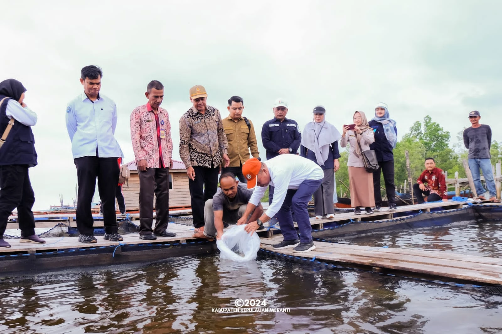 Sekda Meranti bambang Suprianto Menebar Benih Ikan Kakap Putih di KJA Desa Sialang Pasung