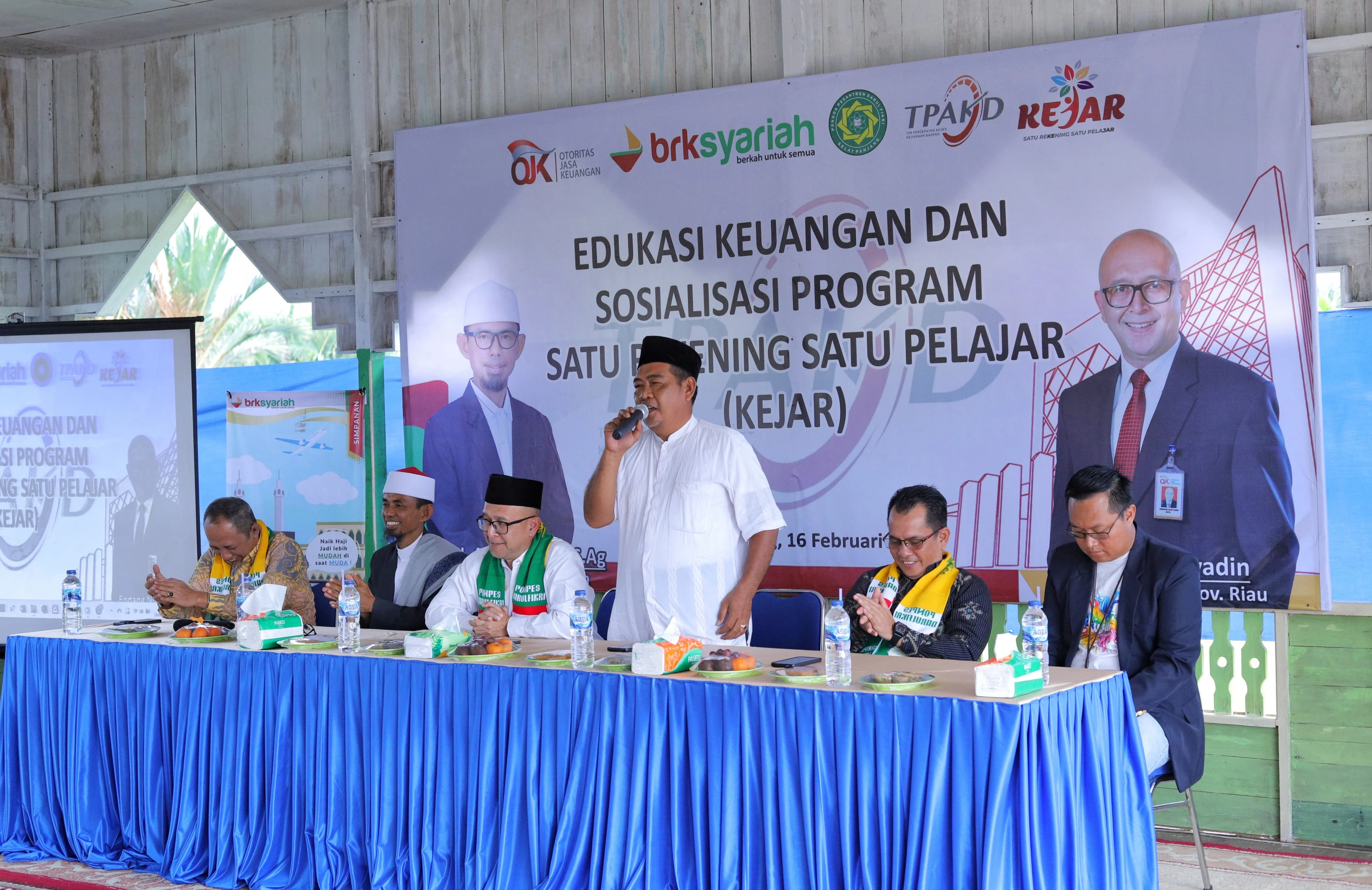 Asisten ll Sekretariat Daerah, Rokhaizal menghadiri edukasi dan literasi keuangan kepada para santri di Pondok Pesantren Darul Fikri