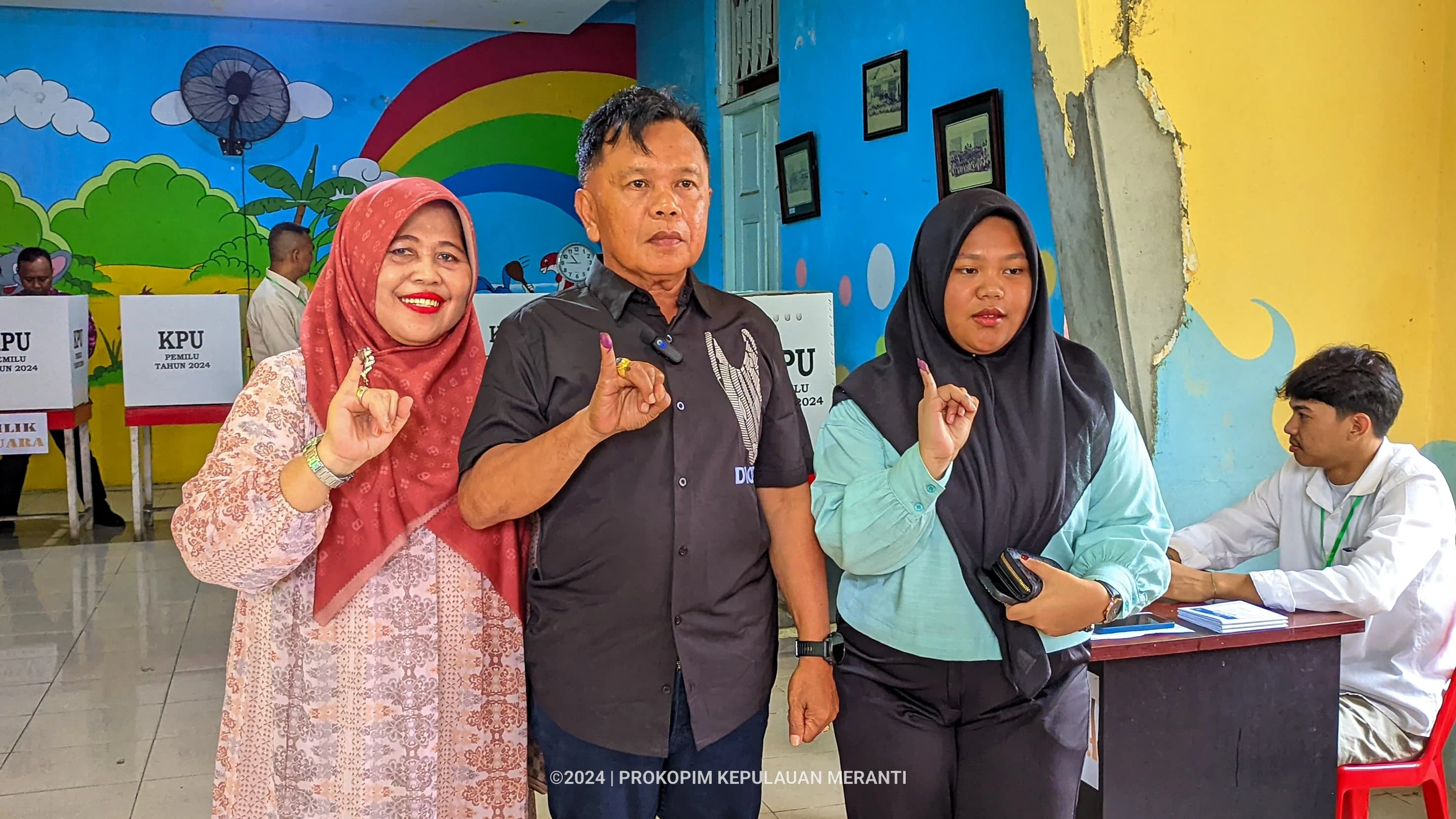 Plt Bupati Asmar Melakukan Pencoblosan Suara Pemilu Serentak 2024 di TPS 12 Selatpanjang Kota