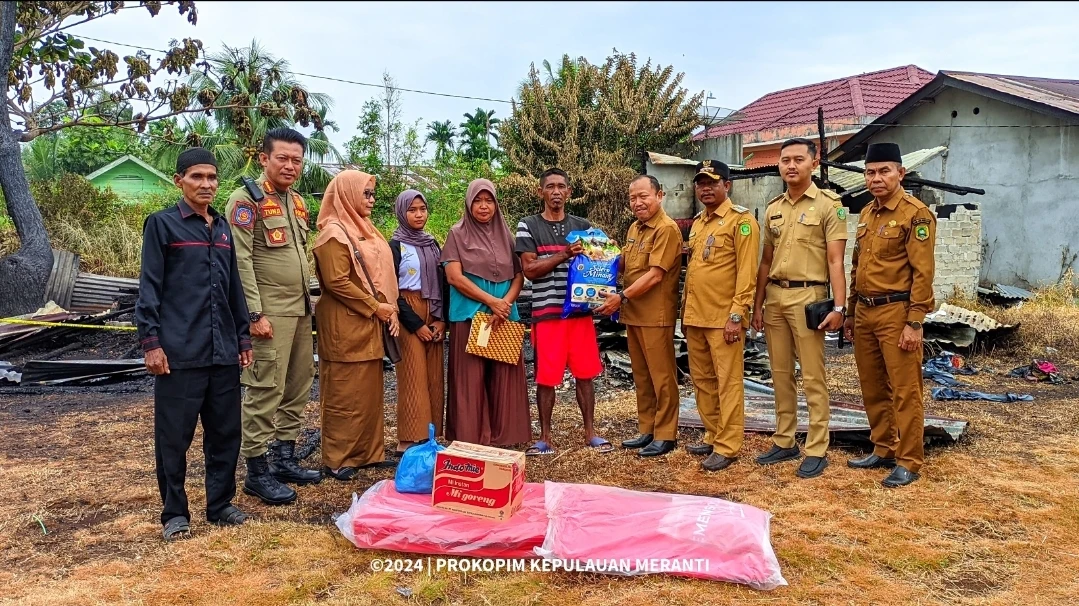 Sekda Bambang Suprianto memyerahkan bantuan untuk korban kebakaran rumah di jalan banglas selatpanjang