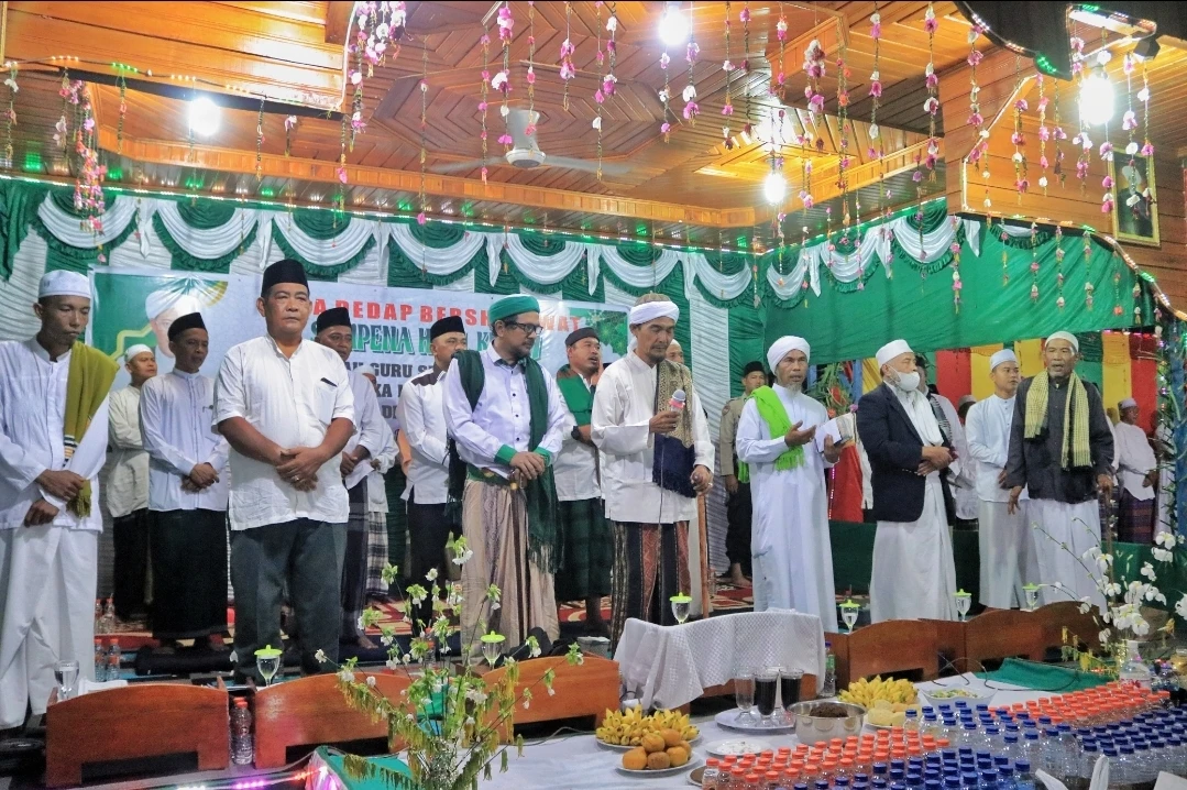 Staf Ahli Bupati Bidang Pemerintahan Hukum dan Politik Rokhaizal Menghadiri Dedap Berselawat dalam rangka Haul Abah Guru Sekumpul ke-19.