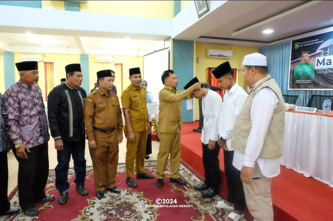 Plt Bupati H. Asmar Mengalungkan Secara Simbolis Pembukaan Pelatihan Manajemen Masjid tahun 2024