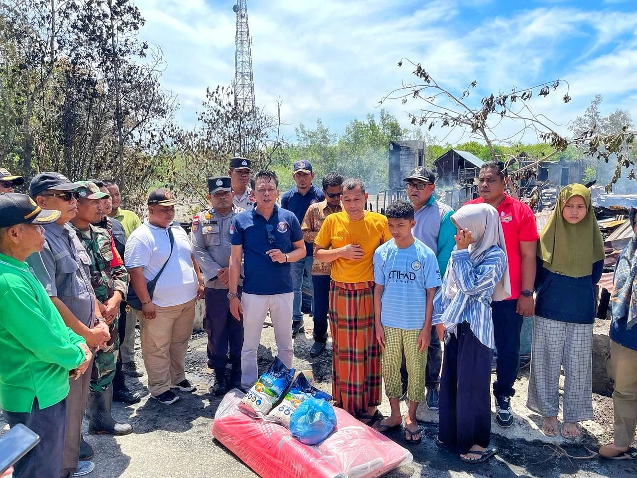 Memberikan Bantuan Korban kebakaran rumah di tanjung samak kec. Rangsang