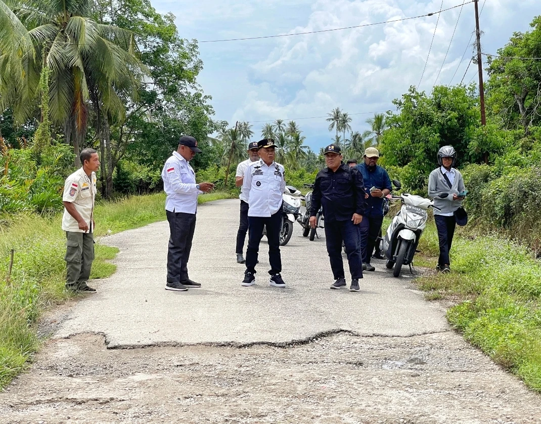 Plt. Bupati H. Asmar Meninjau jalan rusak yang akan di perbaiki