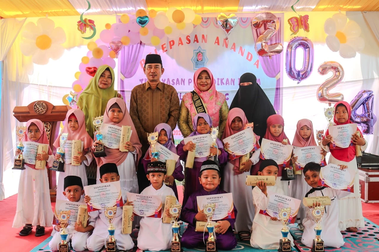 Bunda Paud Hj. Ismin menghadiri Pelepasan Siswa TK Yayasan Pendidikan Islam (Yapis) Selatpanjang.