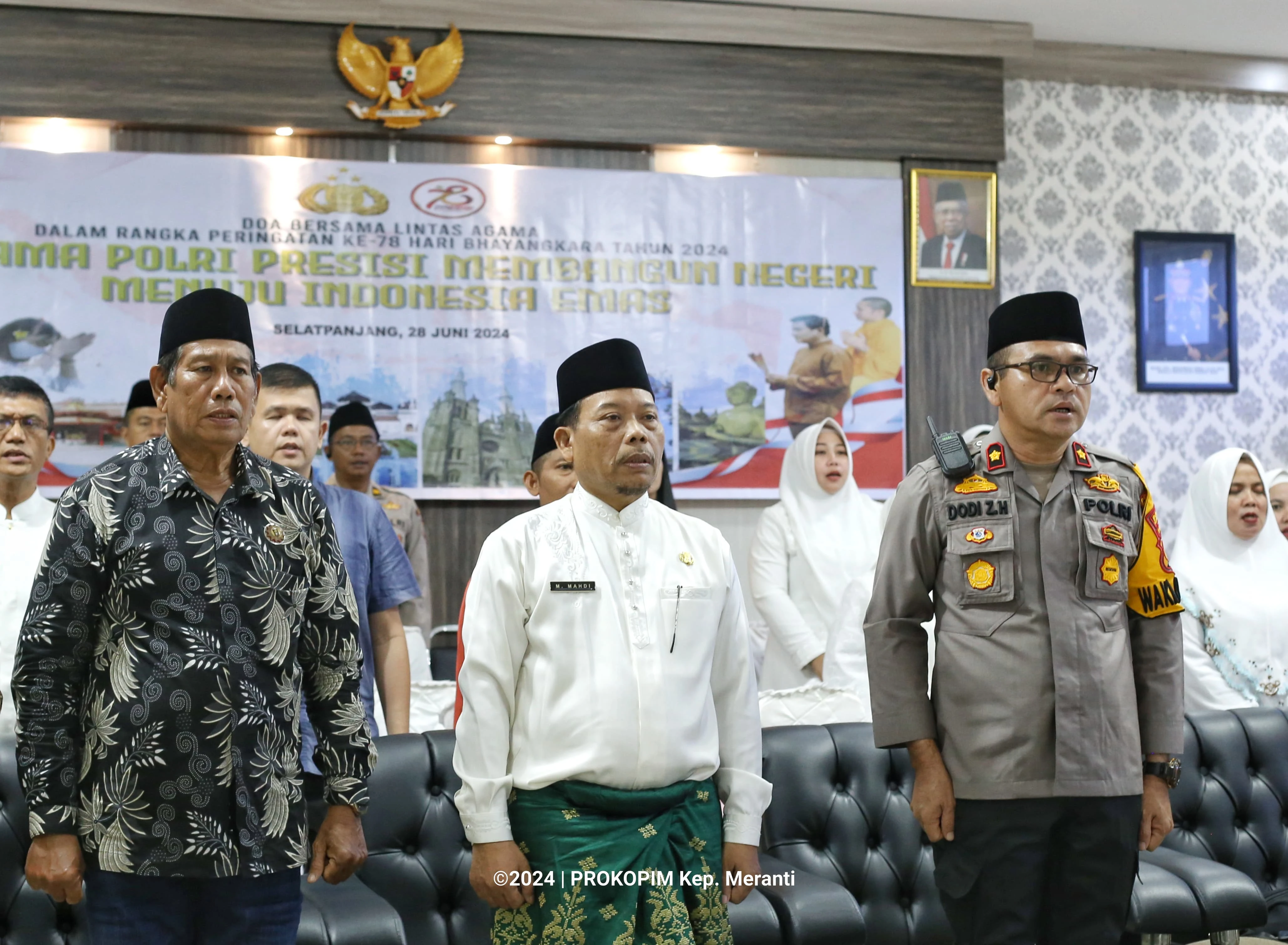 Plt Asisten I Setdakab Kepulauan Meranti, Muhammad Mahdi menghadiri kegiatan zoom meeting Doa Lintas Agama Hari Bhayangkara ke-78 di Mapolres Kepulauan Meranti