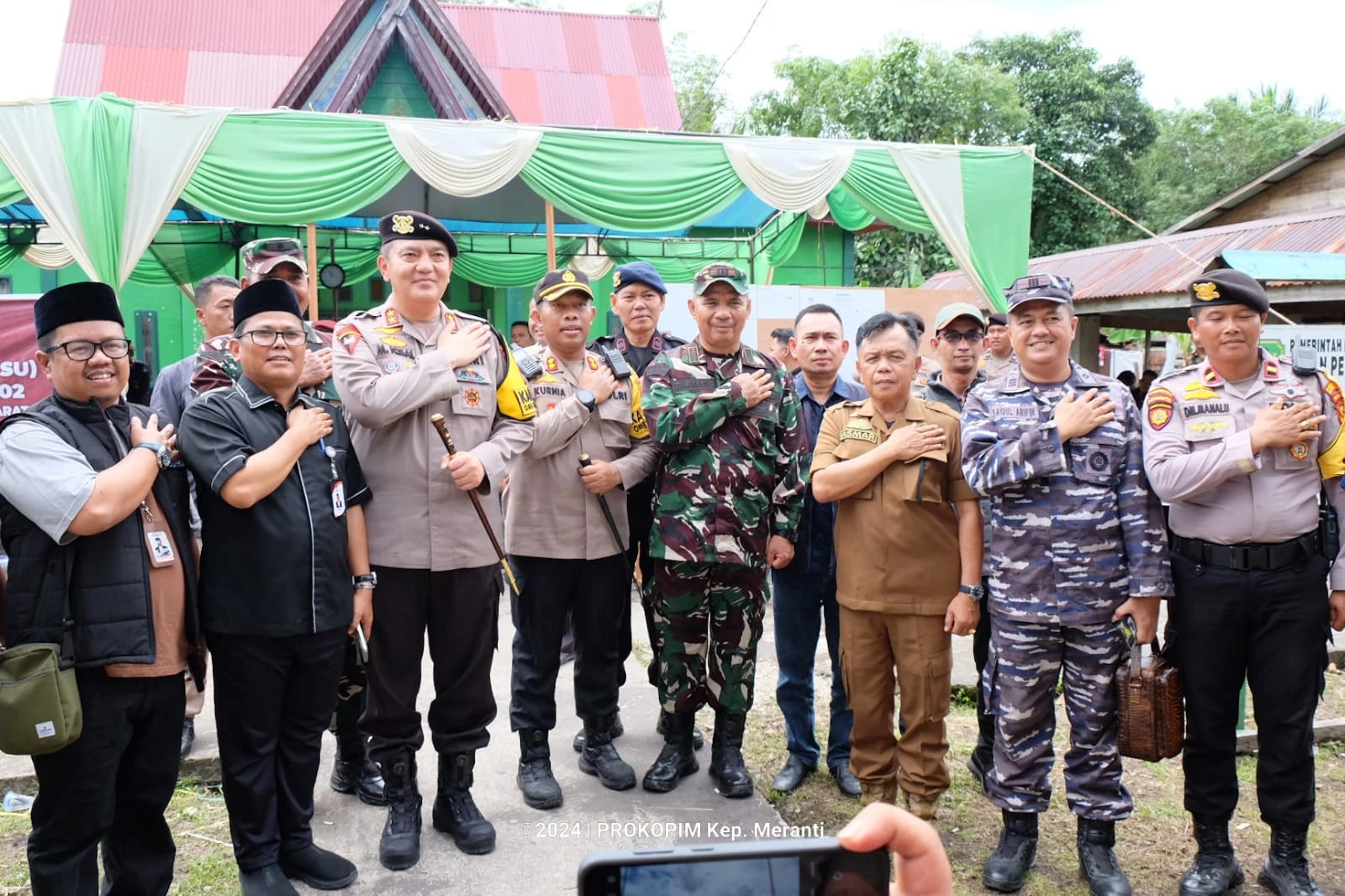 Bupati H. Asmar Mendampingi Kapolda Riau Meninjau Pemungutan Suara Ulang Di Desa Tanjung Peranap Kecamatan Tebing Tinggi Barat