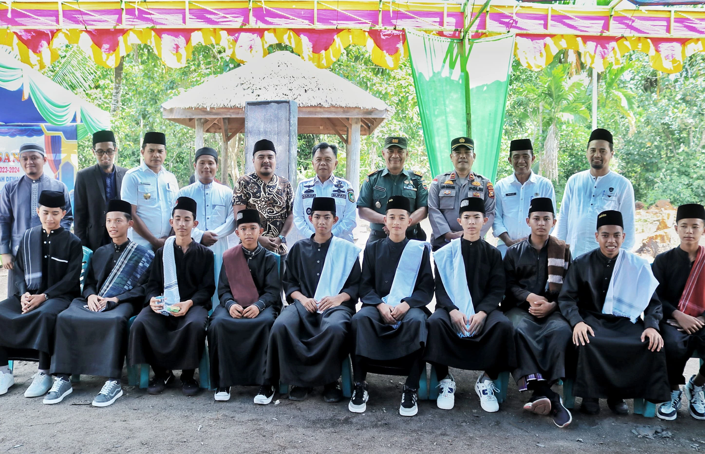 H. Asmar menghadiri Haflah Akhirussanah Pondok Pesantren Tahfidz Qur’an Babus Sa’adah sekaligus meresmikan Pusat Kegiatan Belajar Masyarakat (PKBM) Dewan Dakwah Kabupaten Kepulauan Meranti di Desa Kedabu Rapat