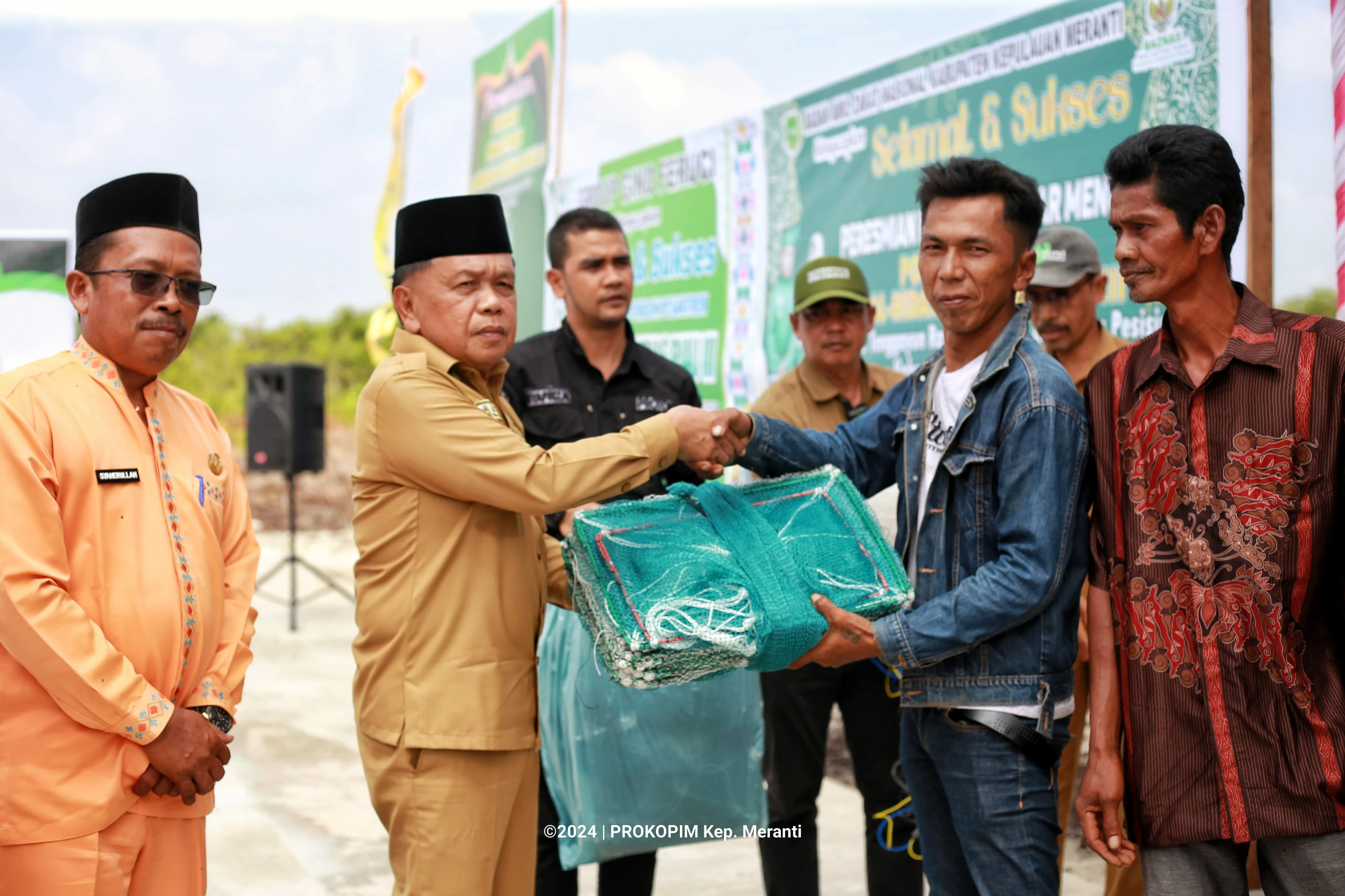 Penyerahan alat tangkap ikan dan kotak pendingin untuk nelayan