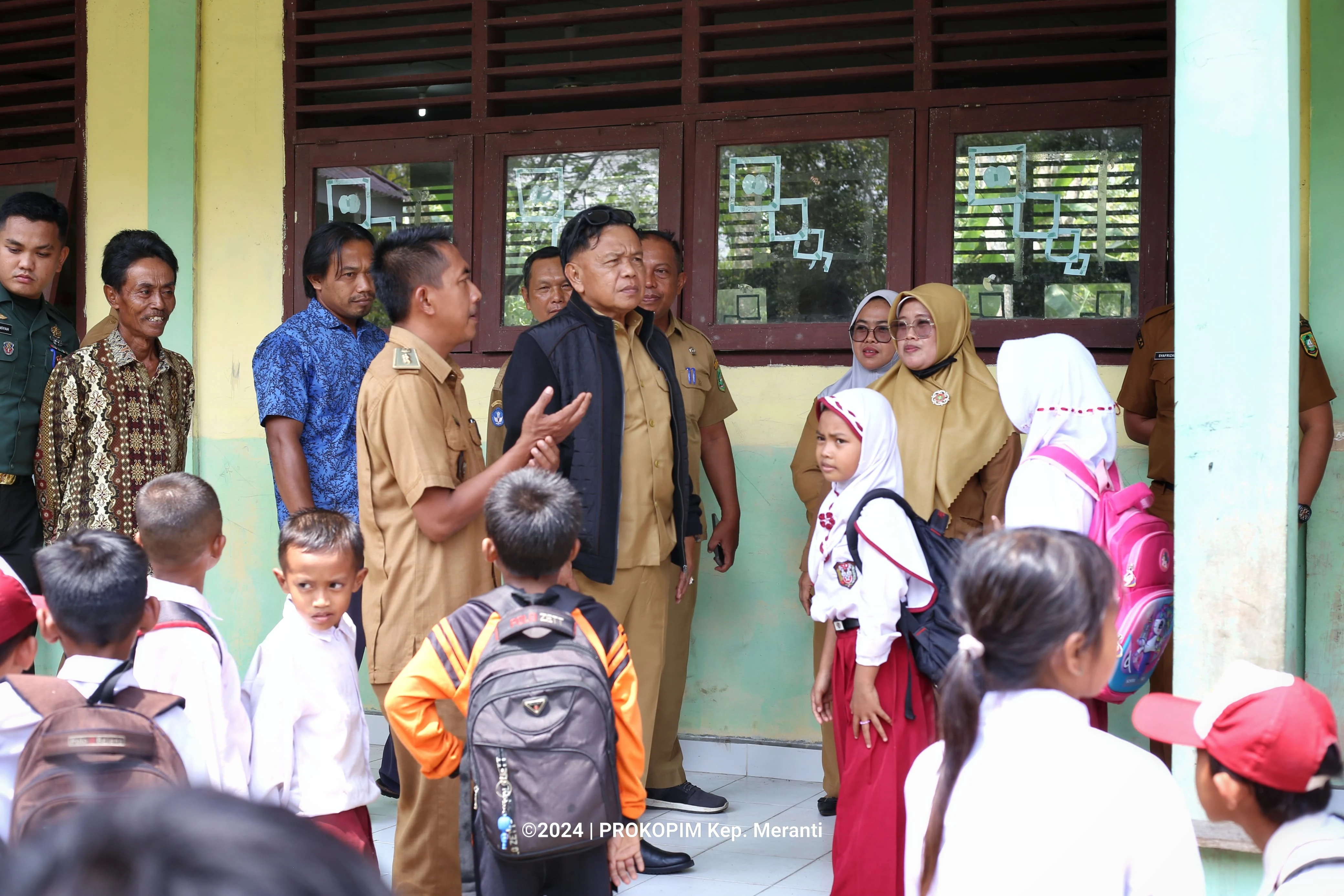Plt. Bupati H. Asmar meninjau kondisi bangunan dan fasilitas belajar yang rusak di SD Negeri 17 Desa Kundur Kecamatan Tebingtinggi Barat