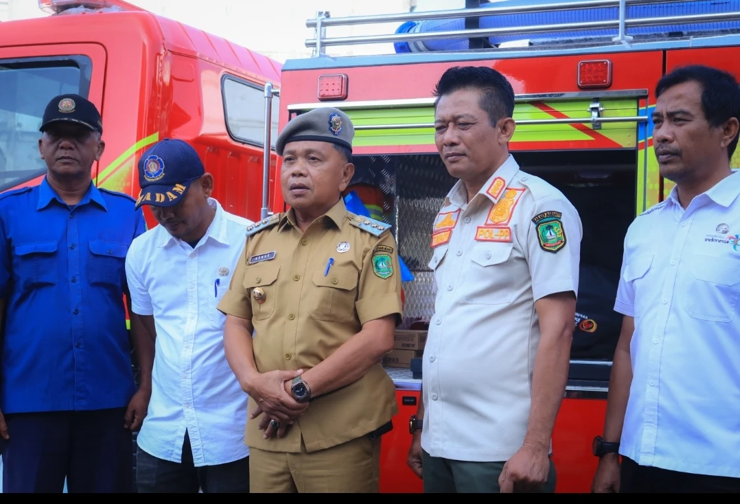 Plt. Bupati saat meninjau mobil baru damkar