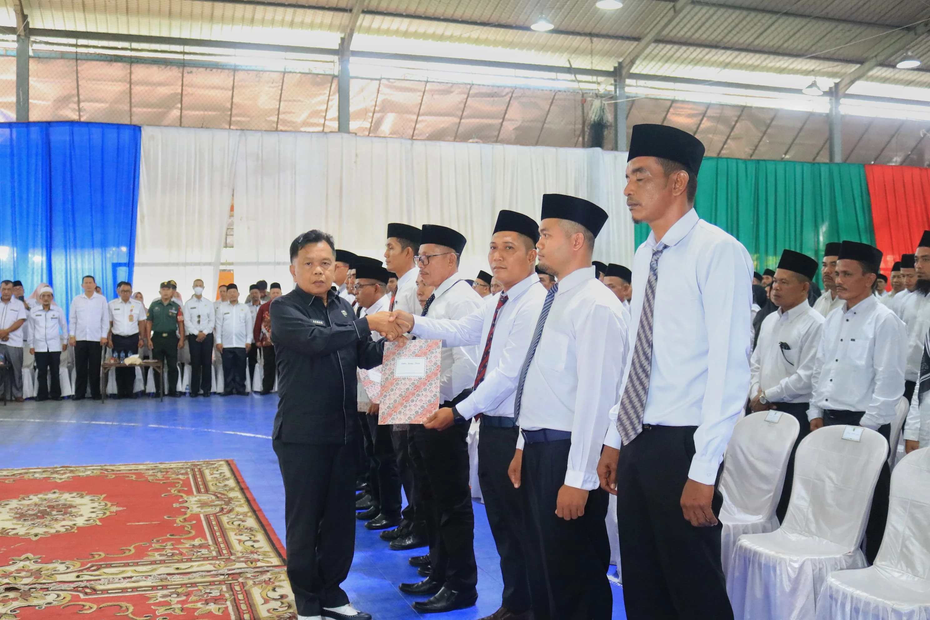 Plt. Bupati H. Asmar Memyerahkan SK Perpanjangan Masa Jabatan BPD Sekabupaten Kep. MERANTI