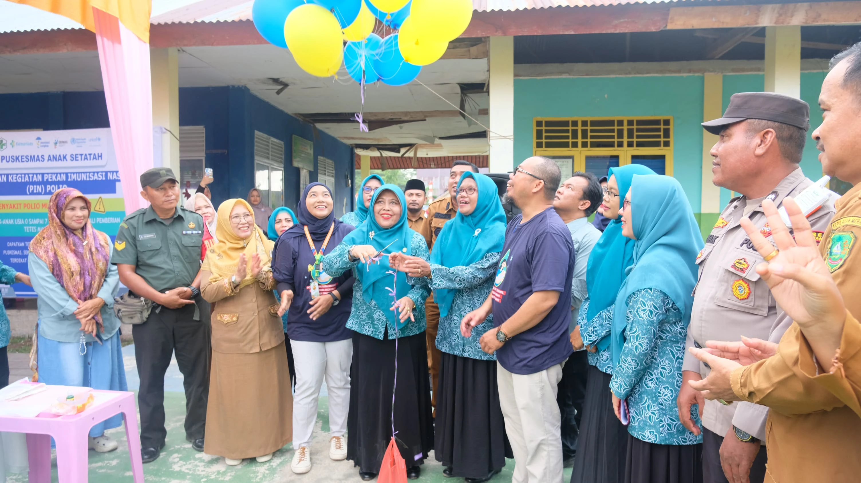 Hj. Ismiatun Asmar membuka secara resmi acara Pencanangan Pekan Imunisasi Nasional (PIN) Polio di halaman sekolah TK Negeri Kecamatan Rangsang Barat