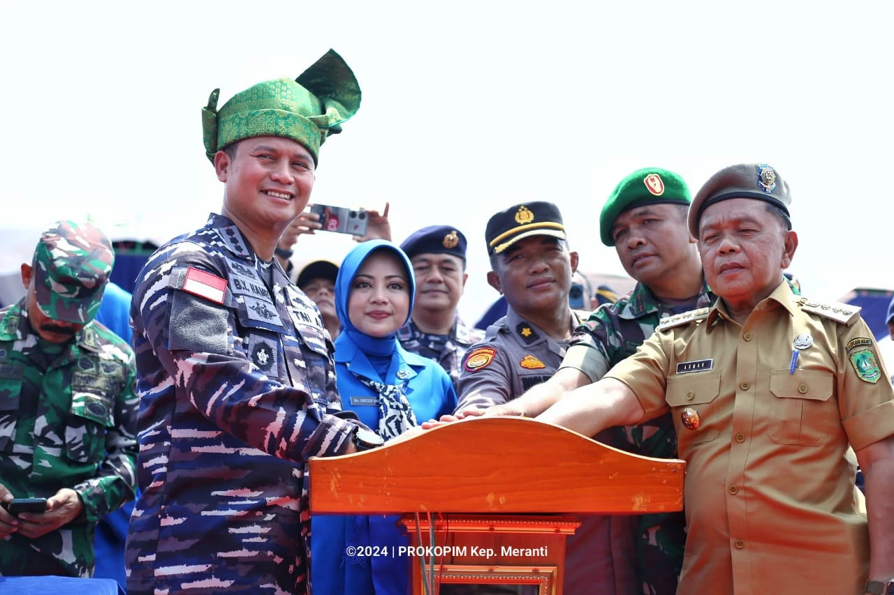 Plt. Bupati Mendampingi Danlanal Dumai meresmikan Gedung Pos AL Selatpanjang