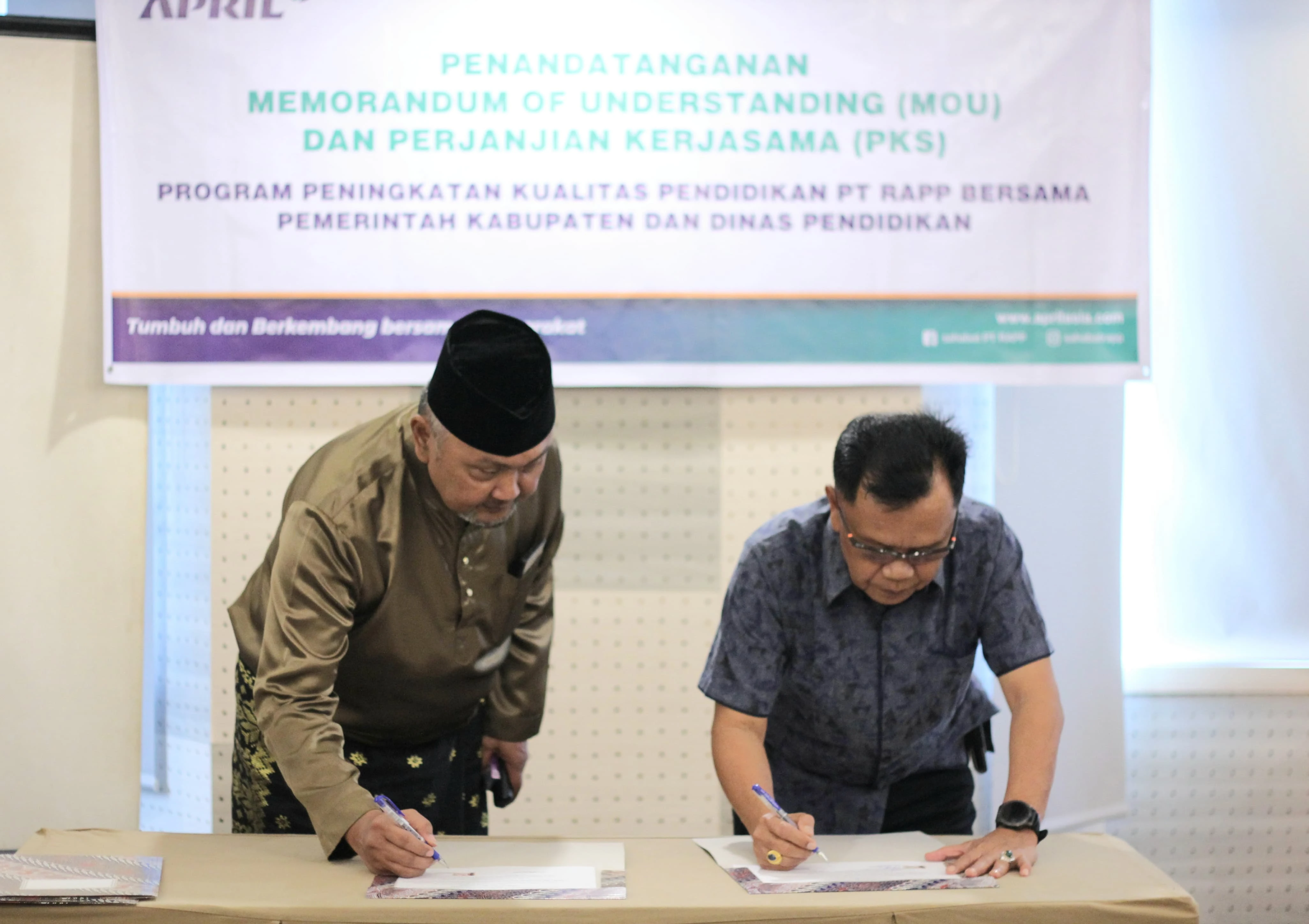 Penandatanganan Nota Kesepahaman (MoU) dan Perjanjian Kerja Sama (PKS) dengan PT Riau Andalan Pulp and Paper (RAPP) untuk Program School Improvement