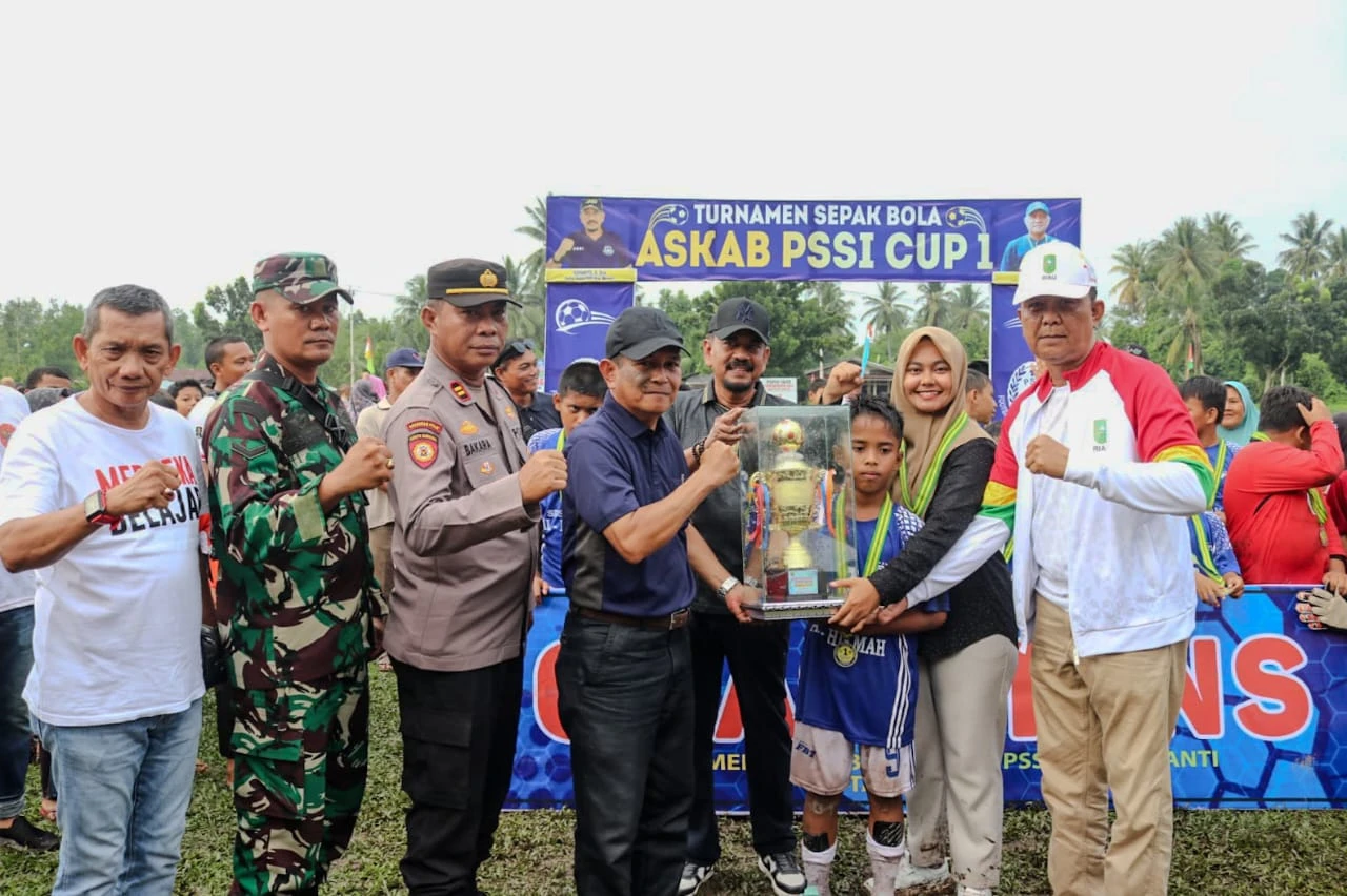 Meberikan Piala Juara 1 kepada Sekolah SD Al-Hikmah Tebing Tinggi
