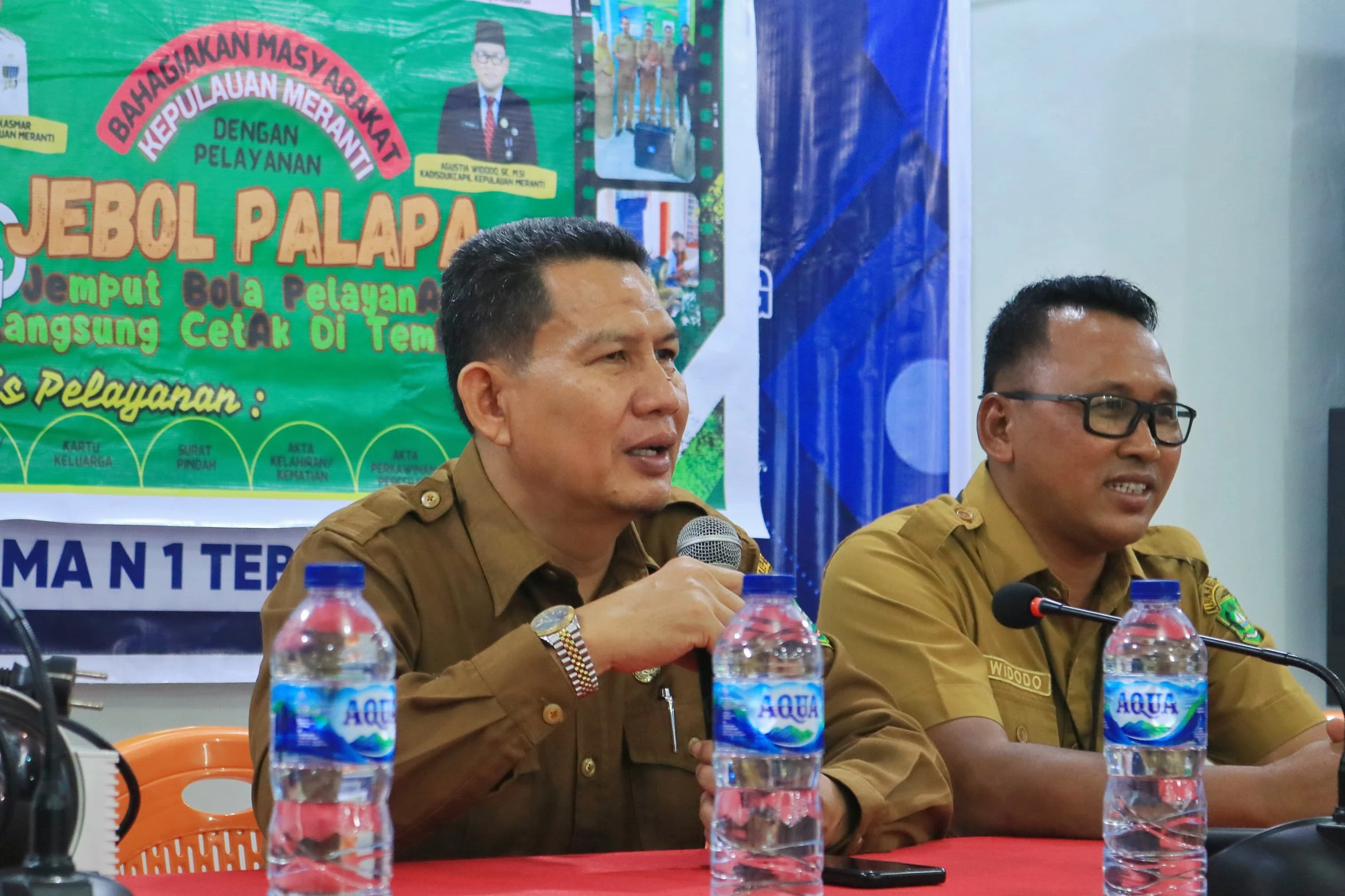 Pemerintah Kabupaten Kepulauan Meranti melalui Dinas Kependudukan dan Pencatatan Sipil menggelar program Jebol Palapa atau Jemput Bola Pelayanan Langsung Cetak di Tempat di SMA 1 Selatpanjang