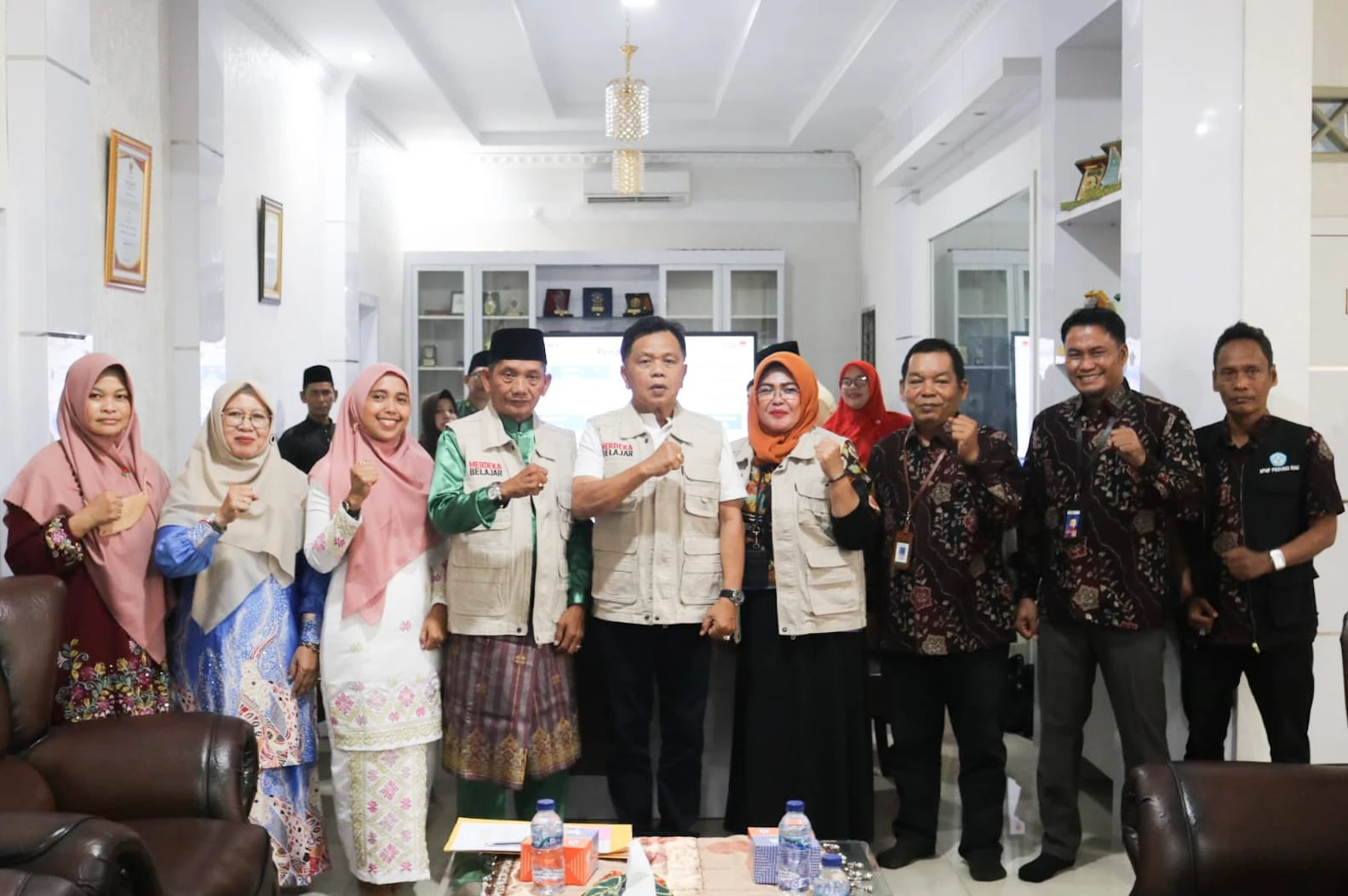 Pelaksana Tugas (Plt) Bupati Kepulauan Meranti, AKBP (Purn) H. Asmar, menerima kunjungan kerja Kepala Badan Penjamin Mutu Pendidikan (BPMP) Provinsi Riau, Dr Nilam Sari, beserta tim dalam agenda penyampaian laporan capaian program prioritas pendidikan di Kabupaten Kepulauan Meranti