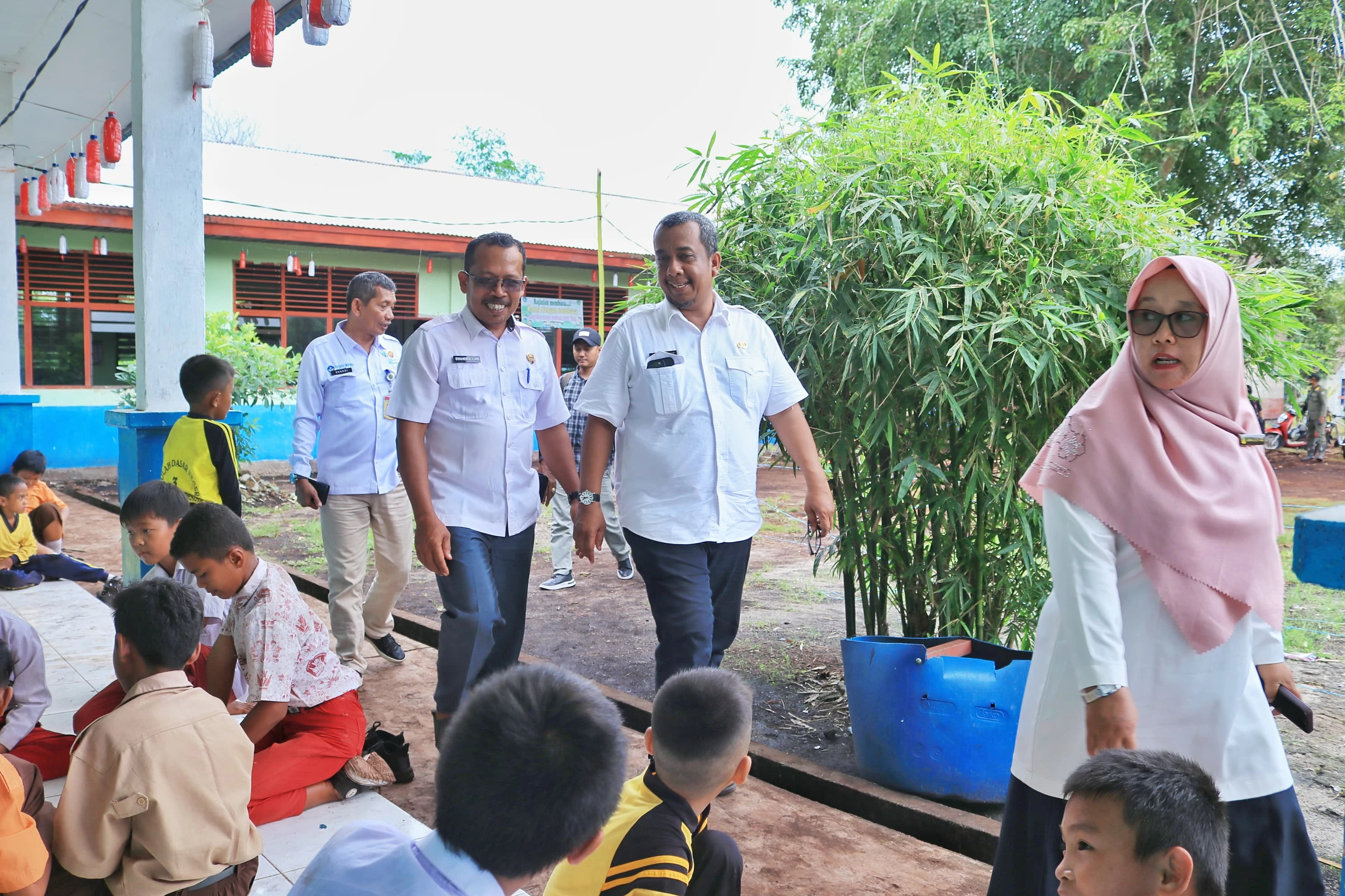 Pjs. Bupati saat mengunjungi di SD 3 Bungur Kecamatan Rangsang Pesisir