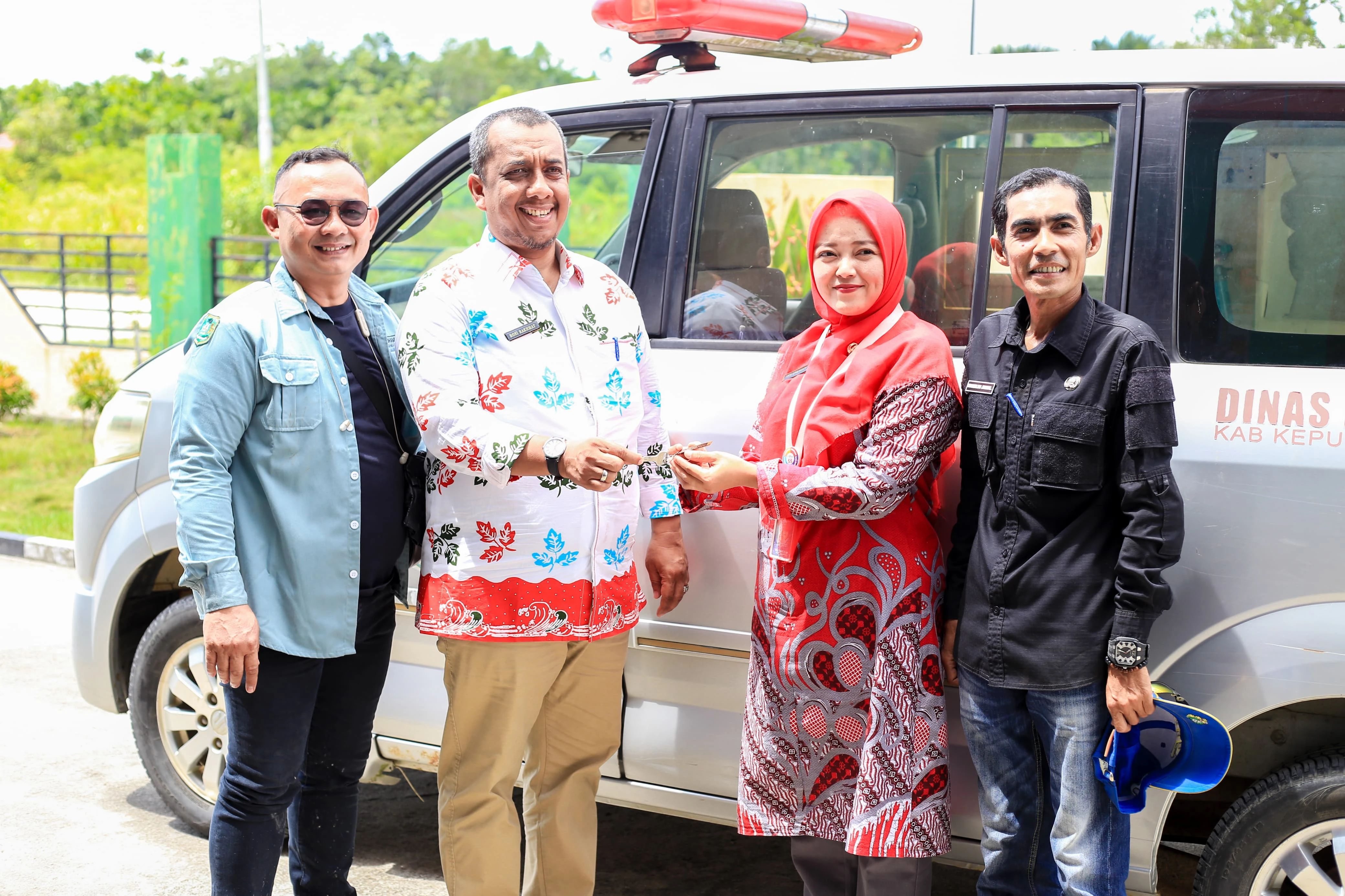 Pjs. Bupati Roni Rakhmat Menyerahkan Mobil Ambulance untuk Puskemas Tebingtinggi Timur