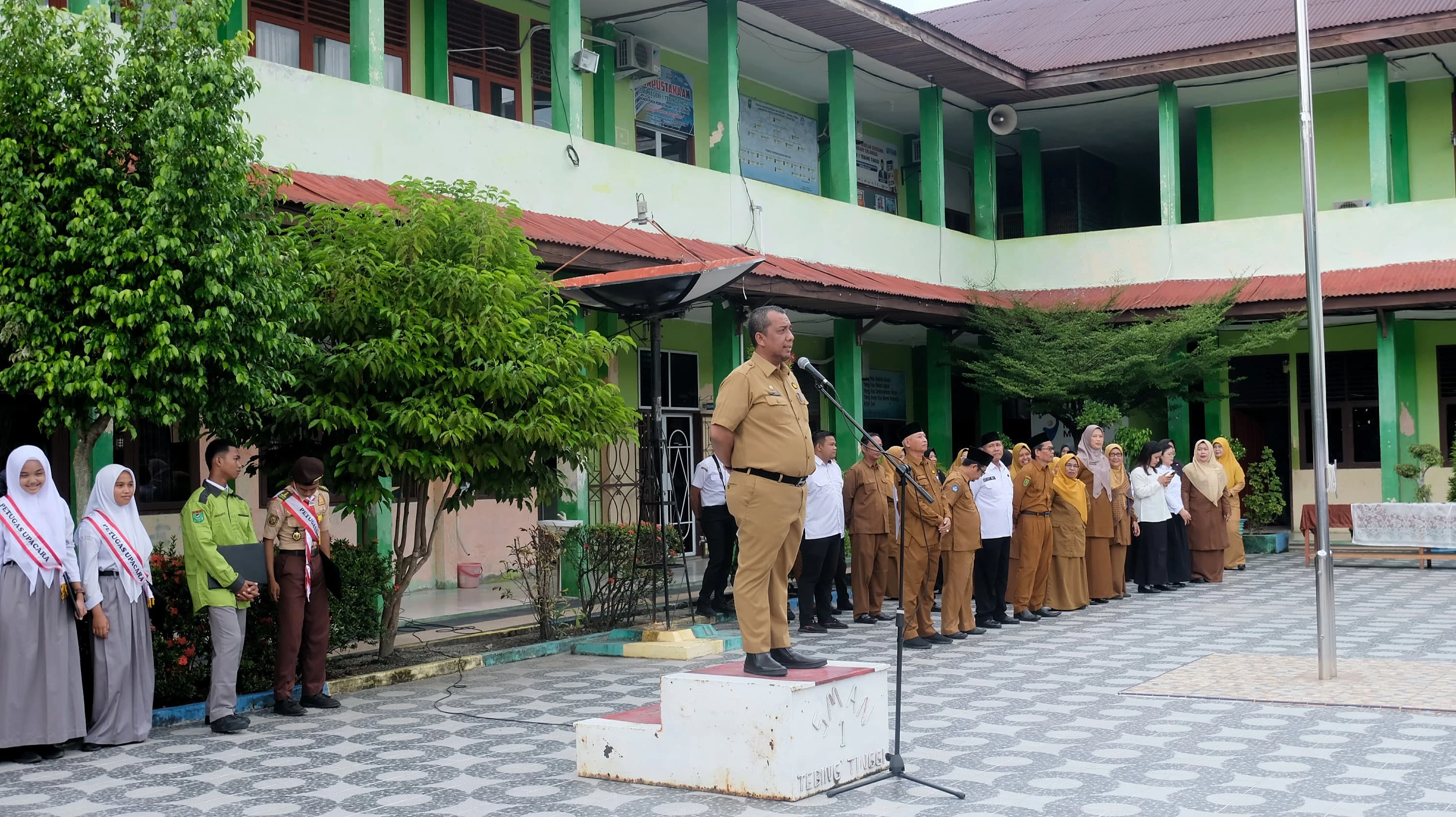 Pjs Bupati Kepulauan Meranti saat memimpin upacara bendera di SMAN 1 Tebingtinggi