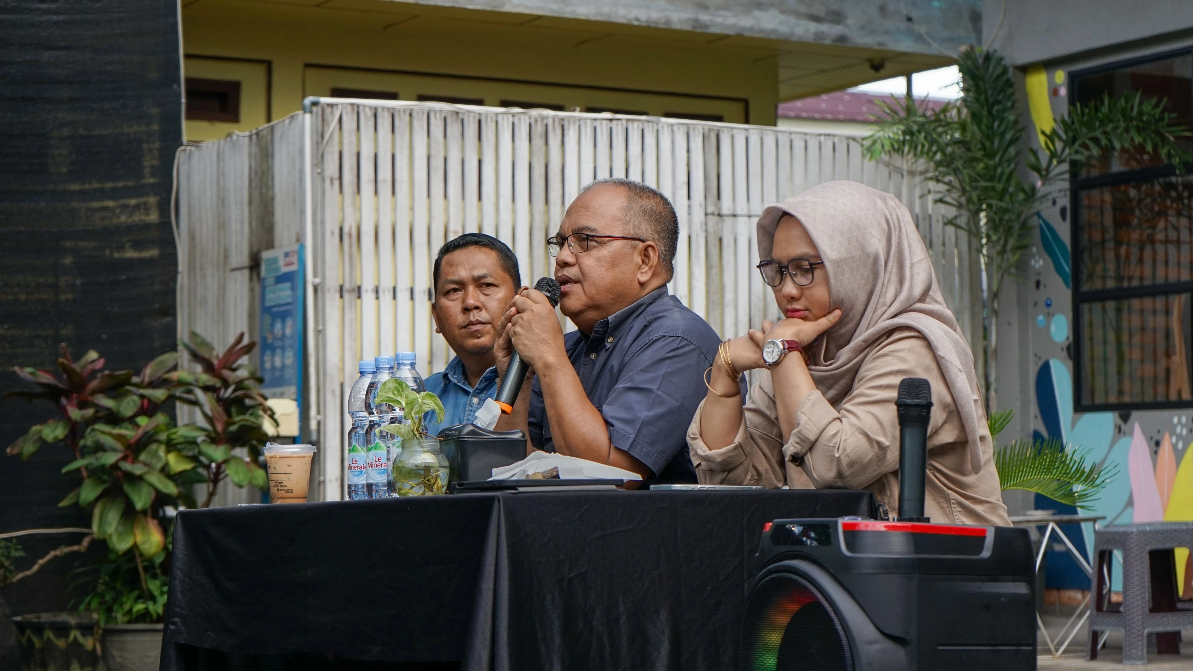 Kepala BKPSDM Bakharudin Saat melakukan jumpa Pers bersma Wartawan.