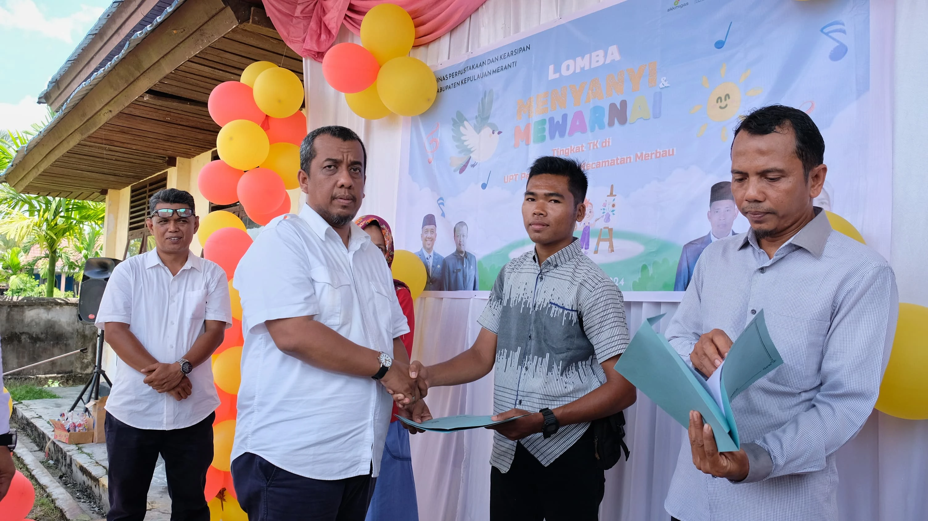 Saat Kunker Ke Kecamatan Rangsang Pjs Bupati Juga Menyerahkan KK kepada warga