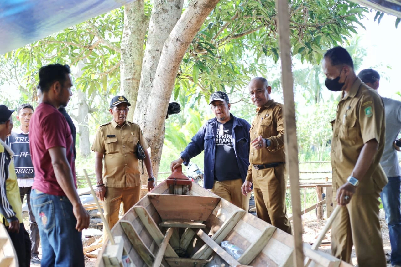 menyerahkan bantuan 2 unit kapal dan 8 unit sampan dayung kepada kelompok nelayan di Kepulauan Meranti