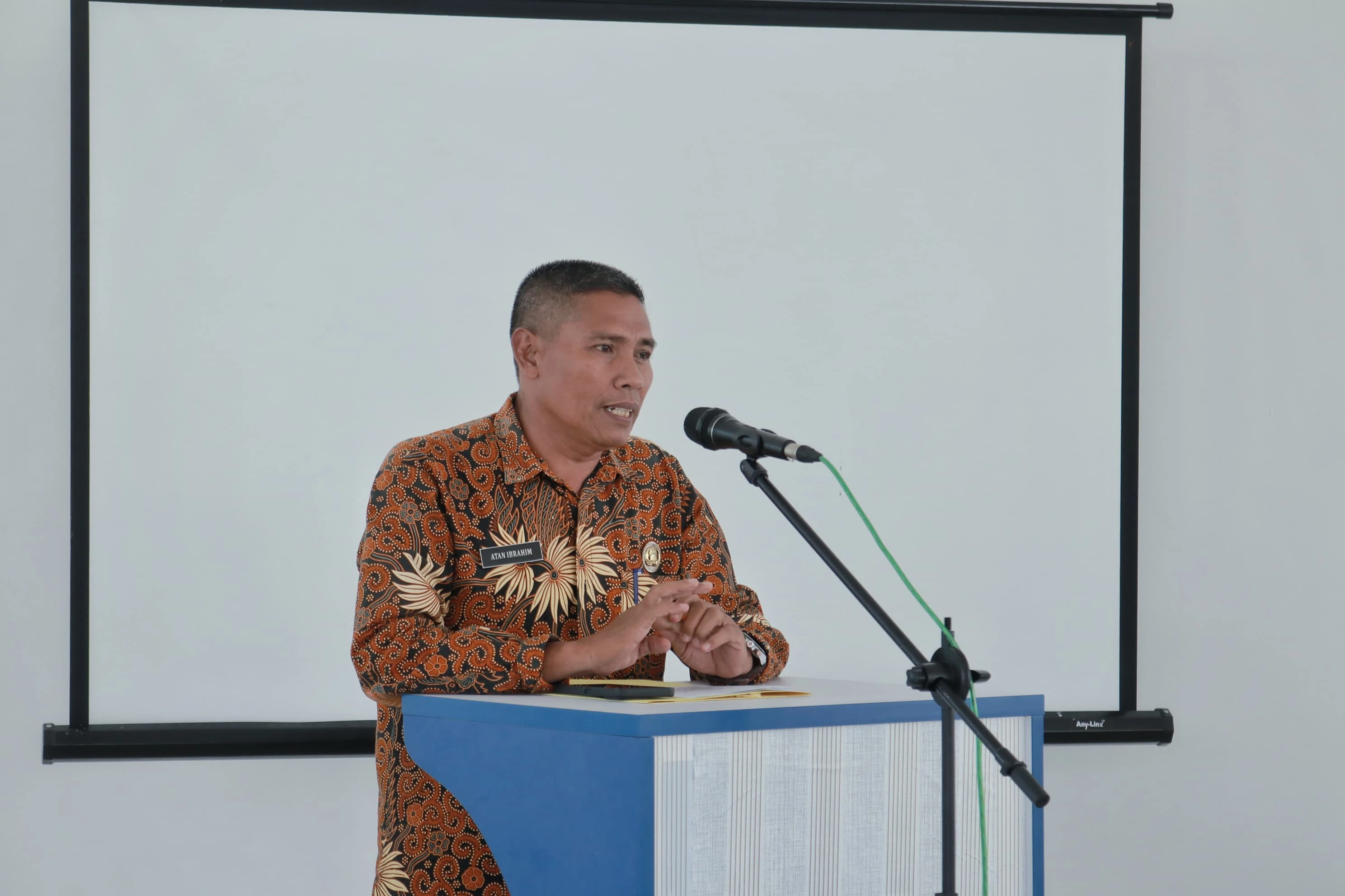 Kepala Dinas Perpustakaan dan Arsip, Atan Ibrahim M.Pd Membuka Bimbingan Teknis (Bimtek) Pemeliharaan dan Penyusutan Arsip Dinamis yang berlangsung di Aula Perpustakaan Daerah Kabupaten Kepulauan Meranti, Jalan Perumbi Selatpanjang,
