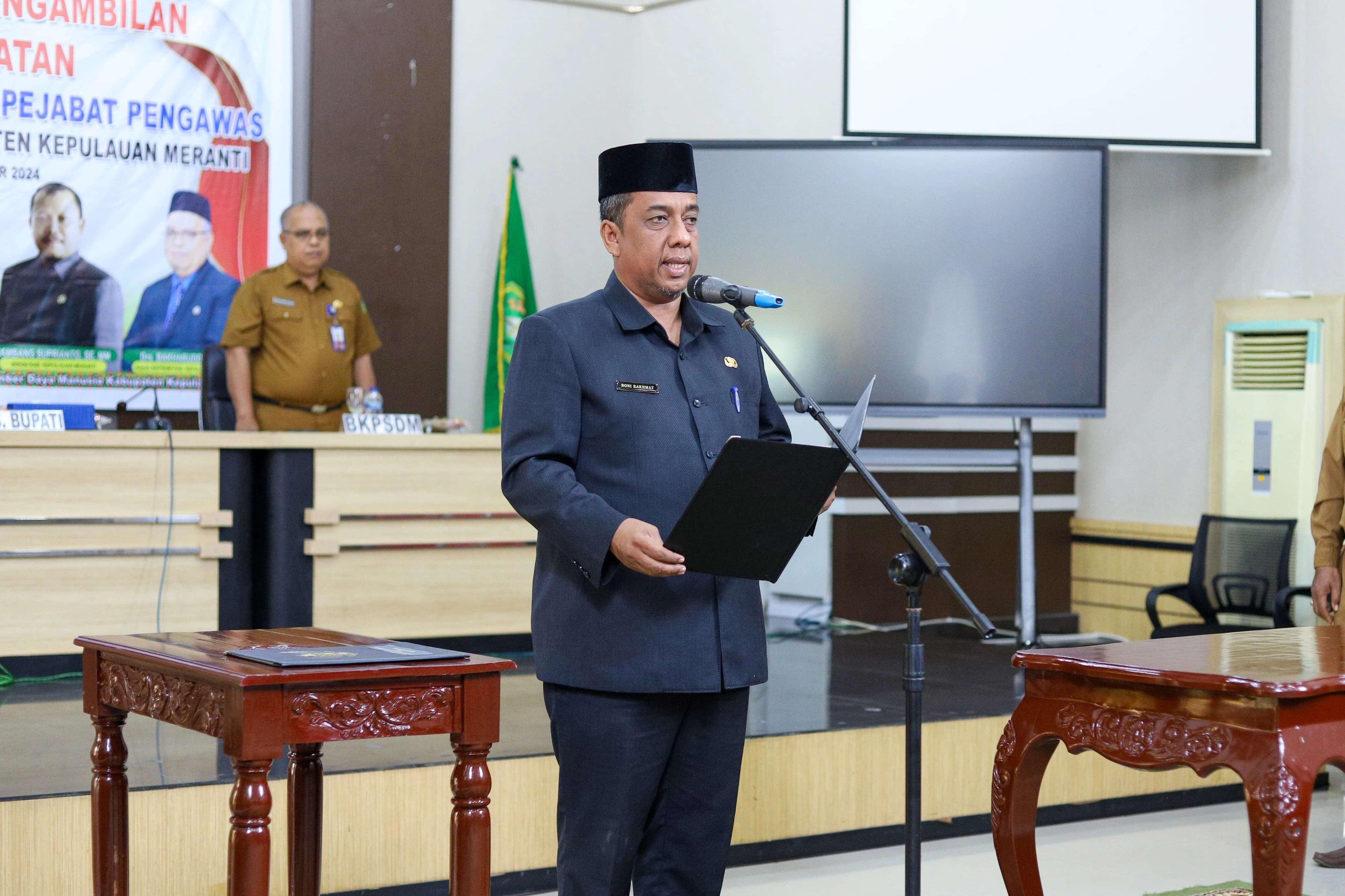 Pjs. Bupati saat melantik dan mengambil sumpah pejabat Administrator dan Pengawas di lingkungan Pemkab Kepulauan Meranti.