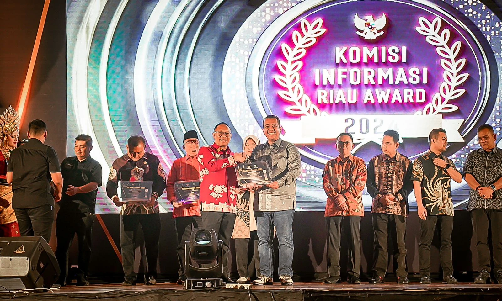 Pjs. Bupati Kep. Meranti terima penghargaan KI Award 2024