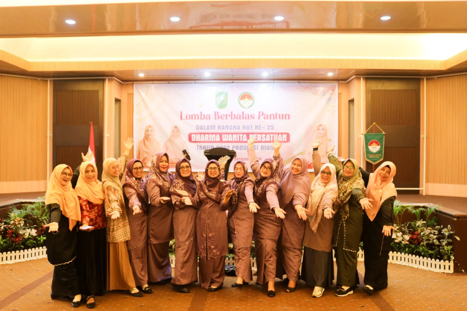 Dharma Wanita Persatuan (DWP) Kabupaten Kepulauan Meranti mengikuti lomba berbalas pantun Antar DWP tingkat Provinsi Riau