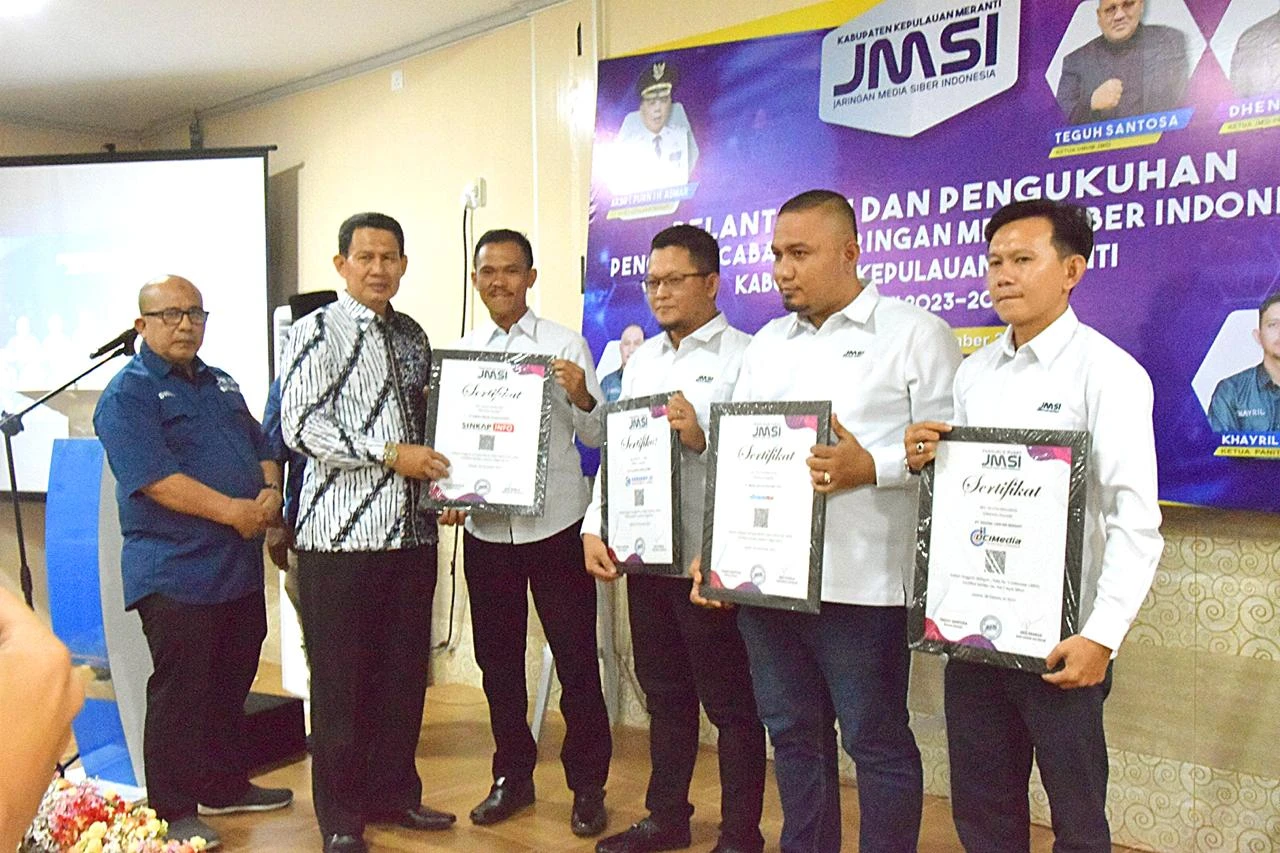 Kadis Diskominfotik Febriady saat menyerahkan sertifikat pada acara pelantikan JMSI Kepulauan Meranti