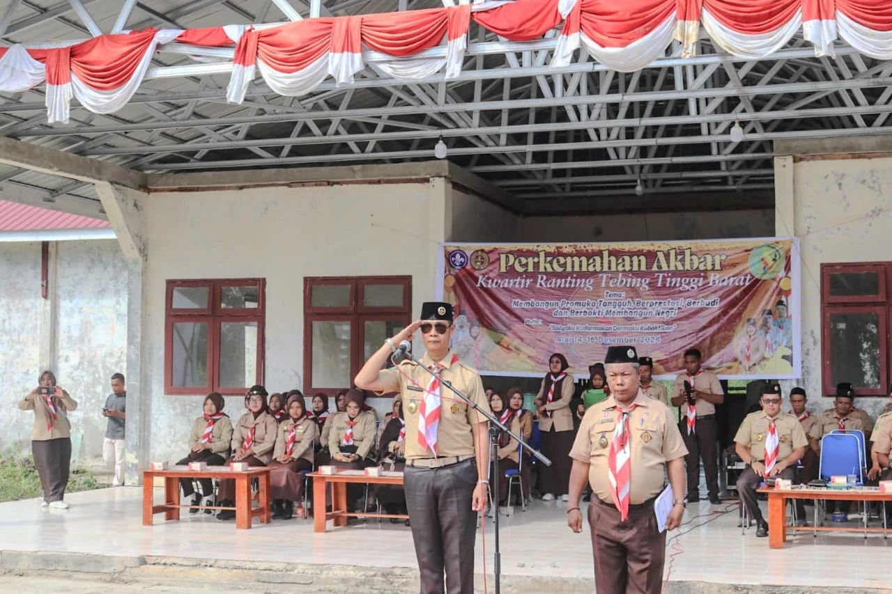 Asisten Bidang Administrasi Umum Setdakab, Sudandri, membuka Perkemahan Akbar Tahun 2024 yang digelar Kwartir Ranting (Kwarran) Gerakan Pramuka Kecamatan Tebingtinggi Barat