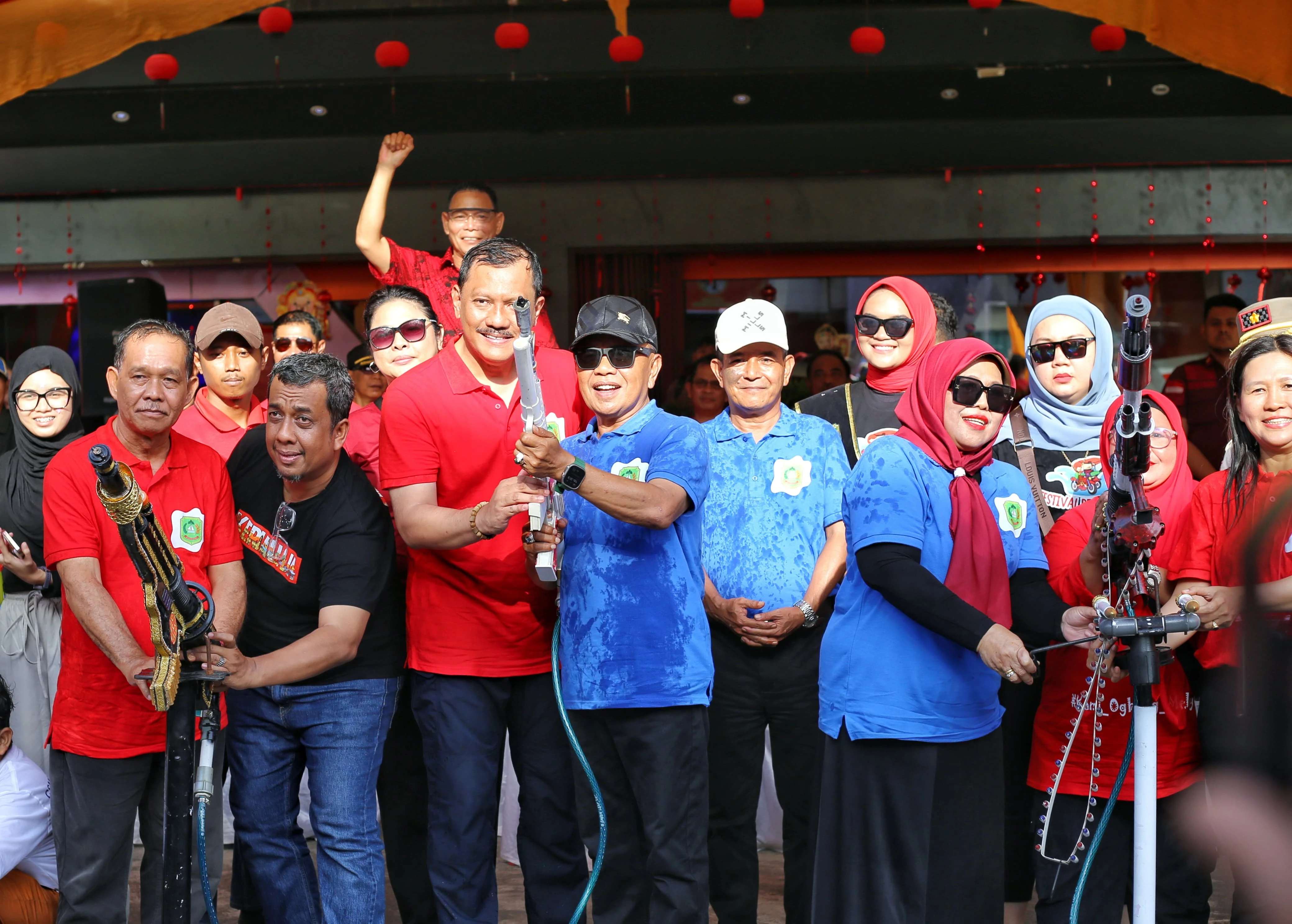 AKBP (Purn) H. Asmar, membuka Festival Perang Air (Cian Cui) dalam rangka memeriahkan perayaan Tahun Baru Imlek 2576 Tahun 2025, di Jalan Diponegoro, Selatpanjang