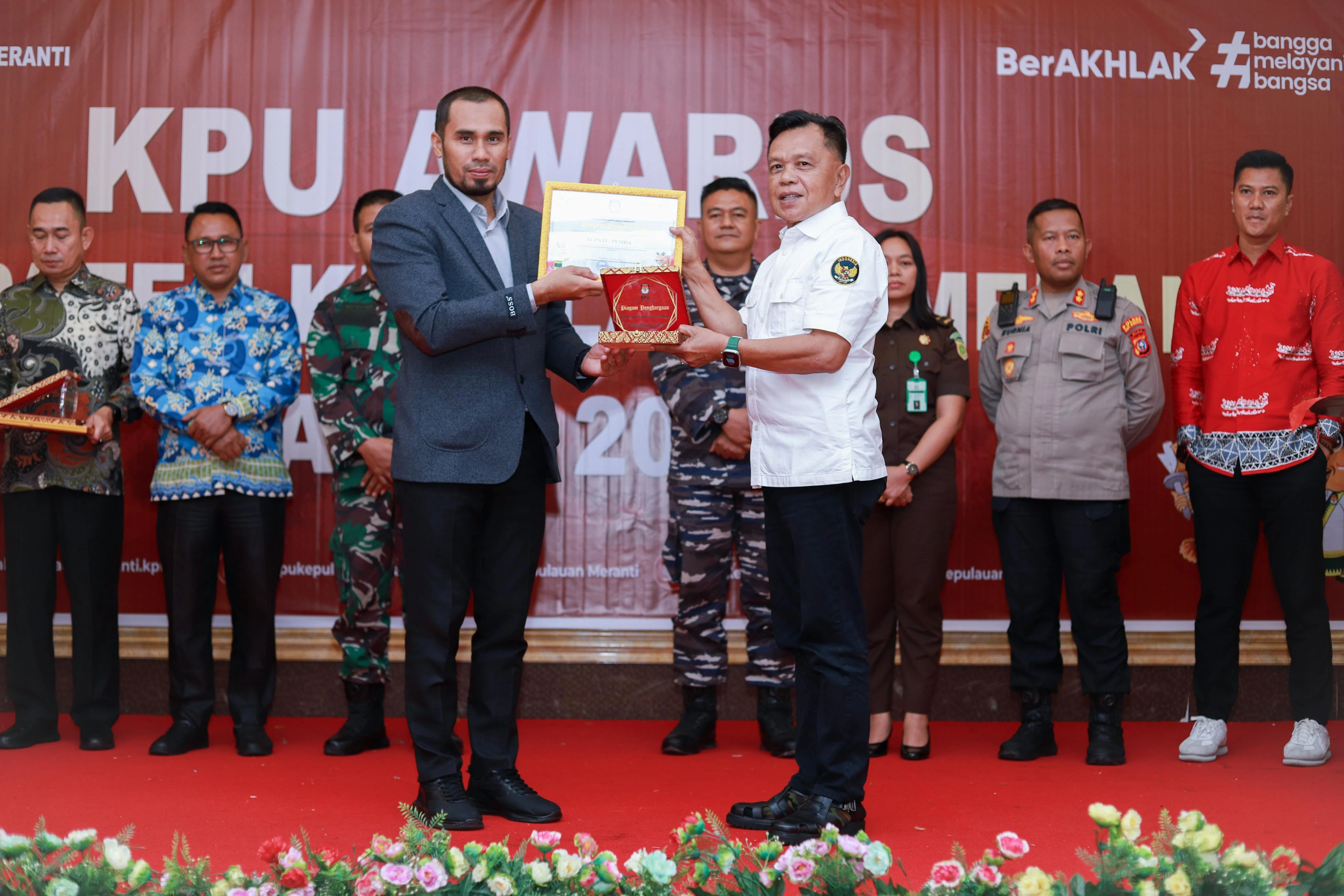 Plt. Bupati Kepulauan Meranti, AKBP (Purn) H. Asmar, menerima penghargaan dari KPU Kabupaten Kepulauan Meranti sebagai bentuk apresiasi atas dukungan dan peran serta pemerintah daerah dalam memastikan kelancaran pelaksanaan Pilkada 2024.