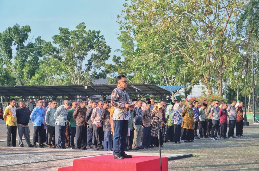 Plt. Bupati saat memberikan sambutan pada apel bersama menyambut bulan suci ramadhan 1445 H