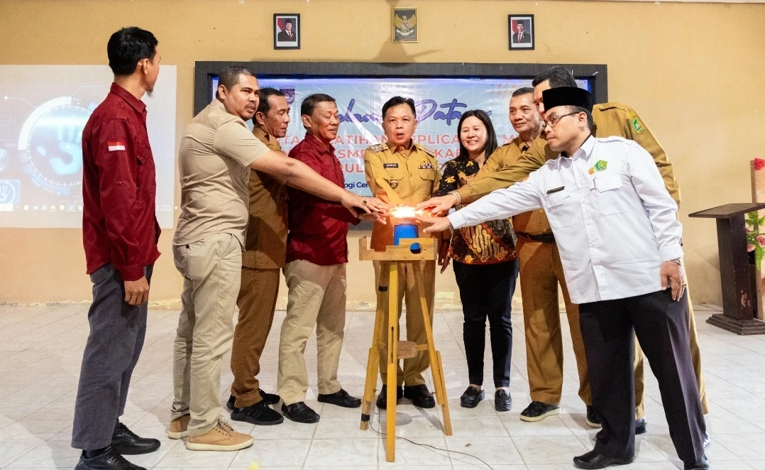 Plt. Bupati H. Asmar saat membuka Pelatihan Application Mobile Tingkat SMP dan MTs se-Kabupaten Kepulauan Meranti, di Aula SMK Negeri 1 Tebingtinggi