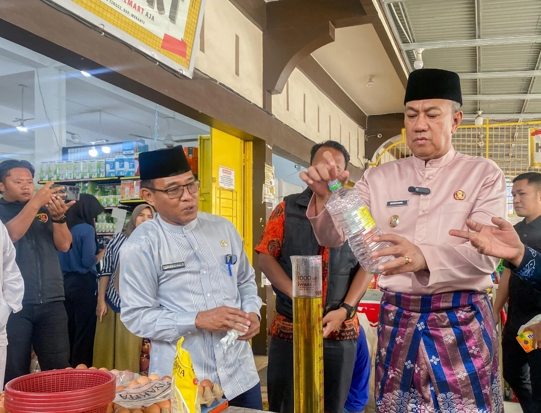 Wakil Bupati Muzamil Baharudin saat mengecek minyak goreng di Mini Marker di Selatpanjang