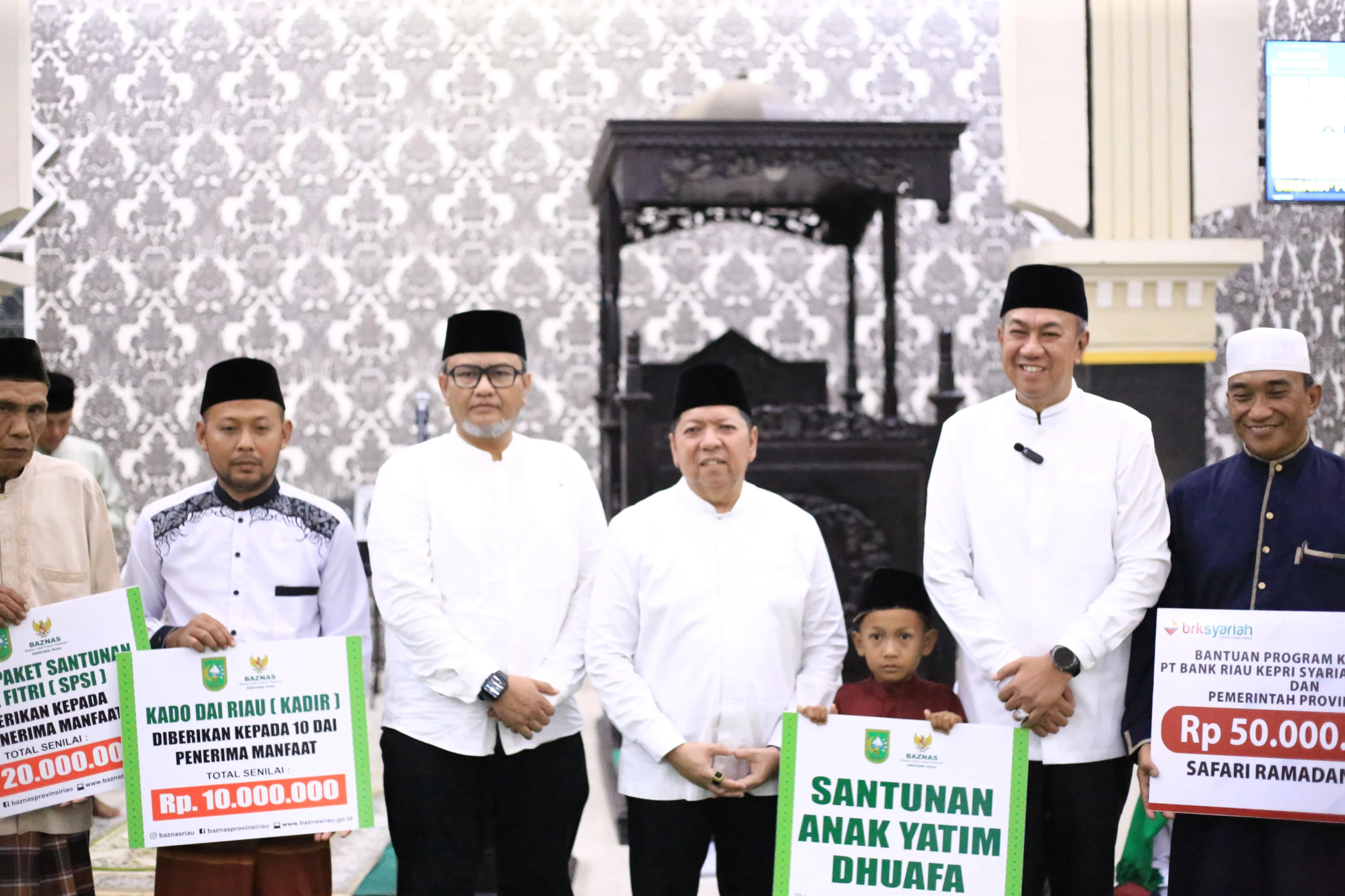 Asisten I Setda Provinsi Riau, H. Zulkifli Syukur, beserta rombongan menggelar Safari Ramadhan Perdana di Kepulauan Meranti yang diadakan di Masjid Arrahmah Desa Banglas Selatpanjang