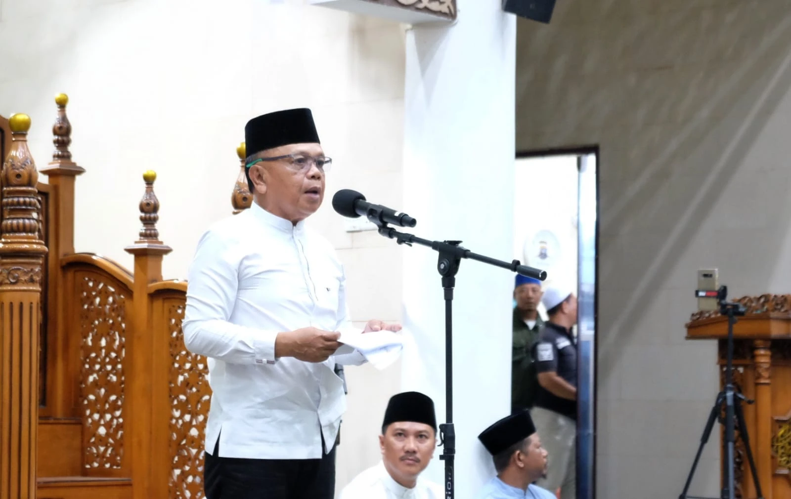 Bupati Meranti H. Asmar saat memberikan sambutan pada acara Tausyiah Sawal bersama Ust Abdul Somad di Masjid Agung Darul Ulum Selatpanjang.