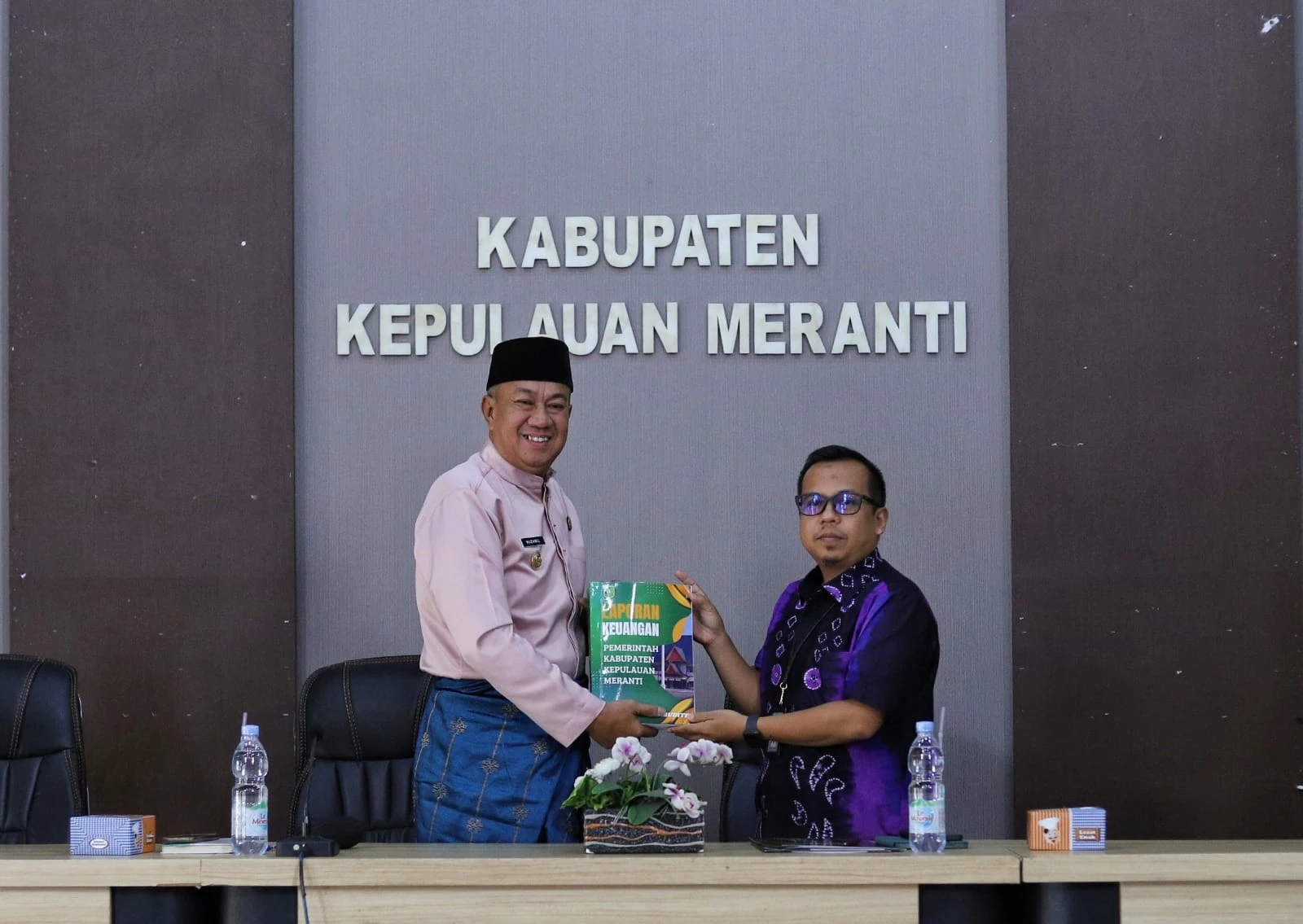 Wakil Bupati Kepulauan Meranti menyerahkan LKPD Unaudited kepada Ketua Tim Pemeriksa BPK Riau Urwatul Wutsqa